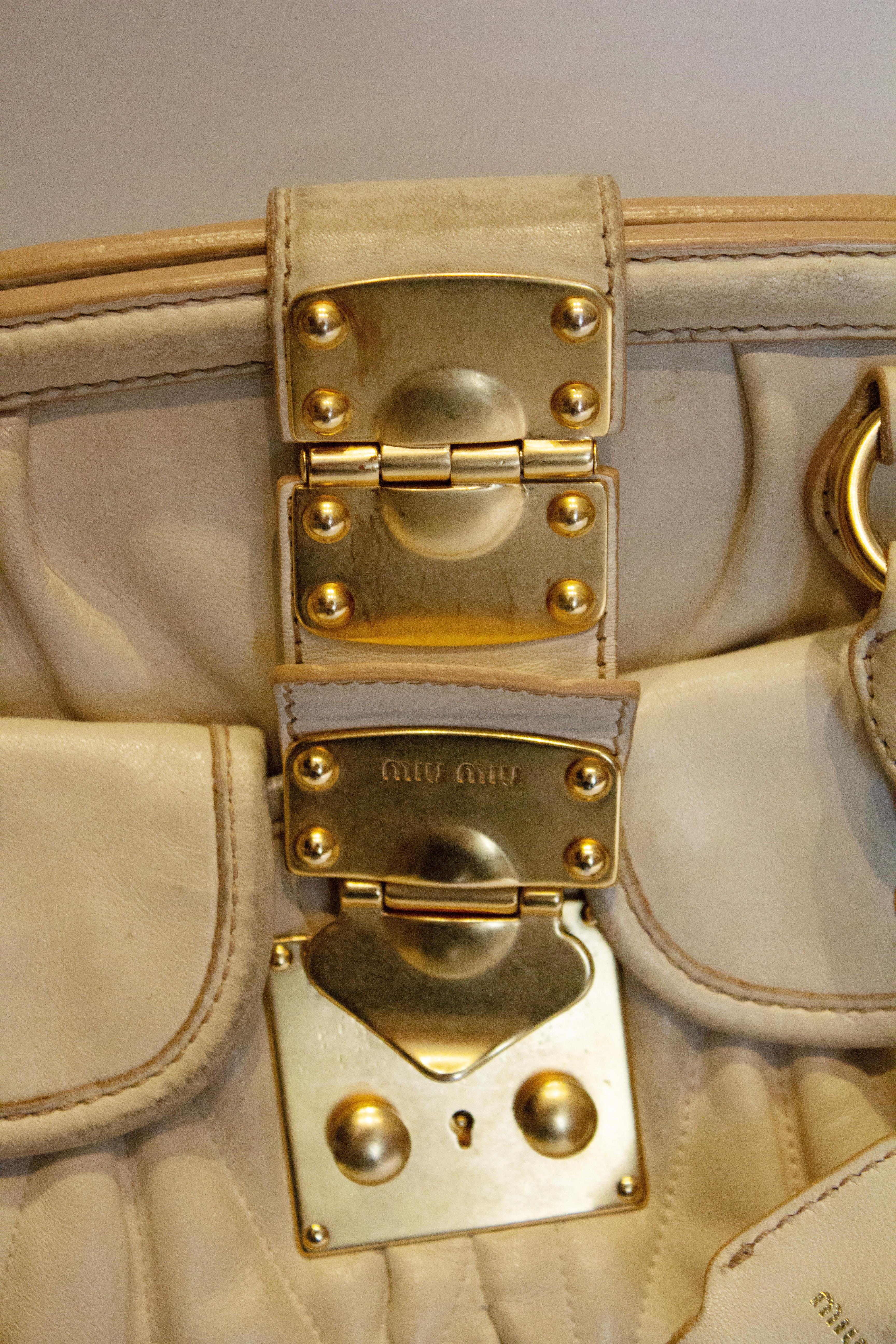 Miu Miu Miu Weißes Leder  Tasche Tasche im Zustand „Gut“ in London, GB