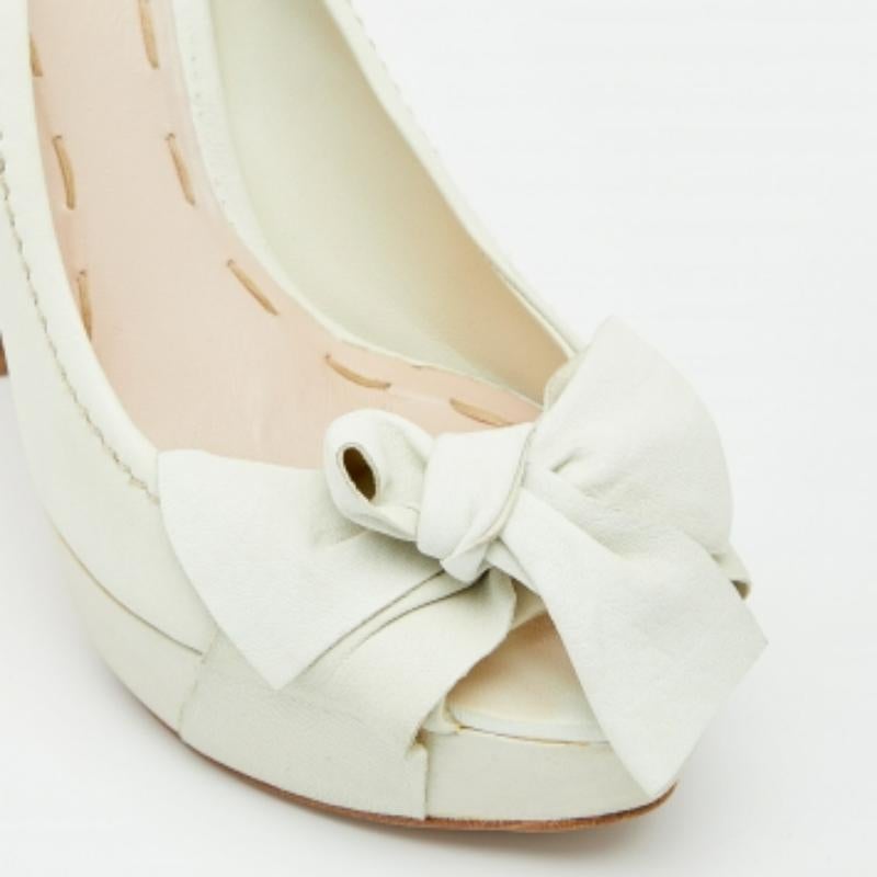 Miu Miu White Leather Bow Platform Pumps Size 37.5 In Good Condition For Sale In Dubai, Al Qouz 2