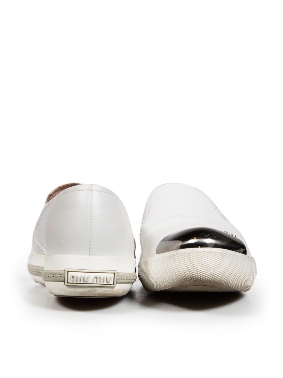 Miu Weiße Leder Cap Toe Loafers mit Kapuze aus Leder Größe IT 38 (Grau) im Angebot