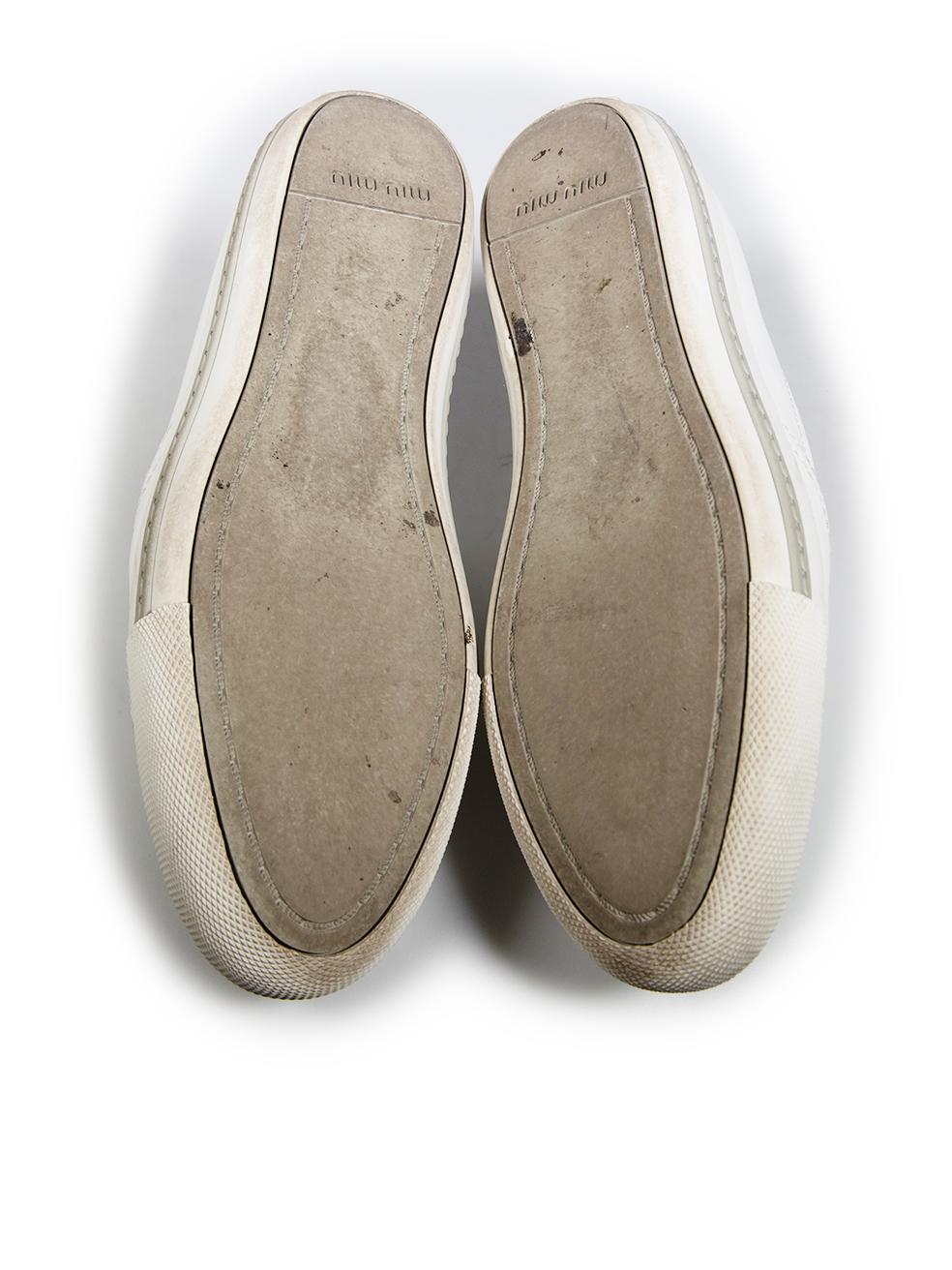 Miu Weiße Leder Cap Toe Loafers mit Kapuze aus Leder Größe IT 38 im Zustand „Gut“ im Angebot in London, GB