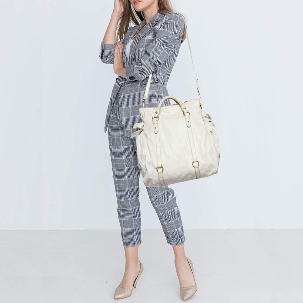 Miu Miu White Leather Fold Over Bow Bag In Good Condition For Sale In Dubai, Al Qouz 2