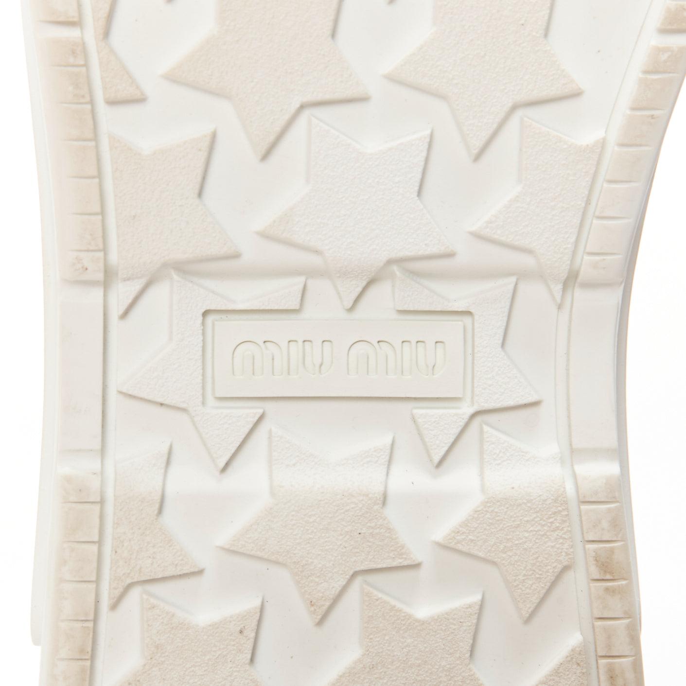 Baskets épaisses MIU en cuir blanc avec logo clair tongue clair et talons en cristal EU38 en vente 5