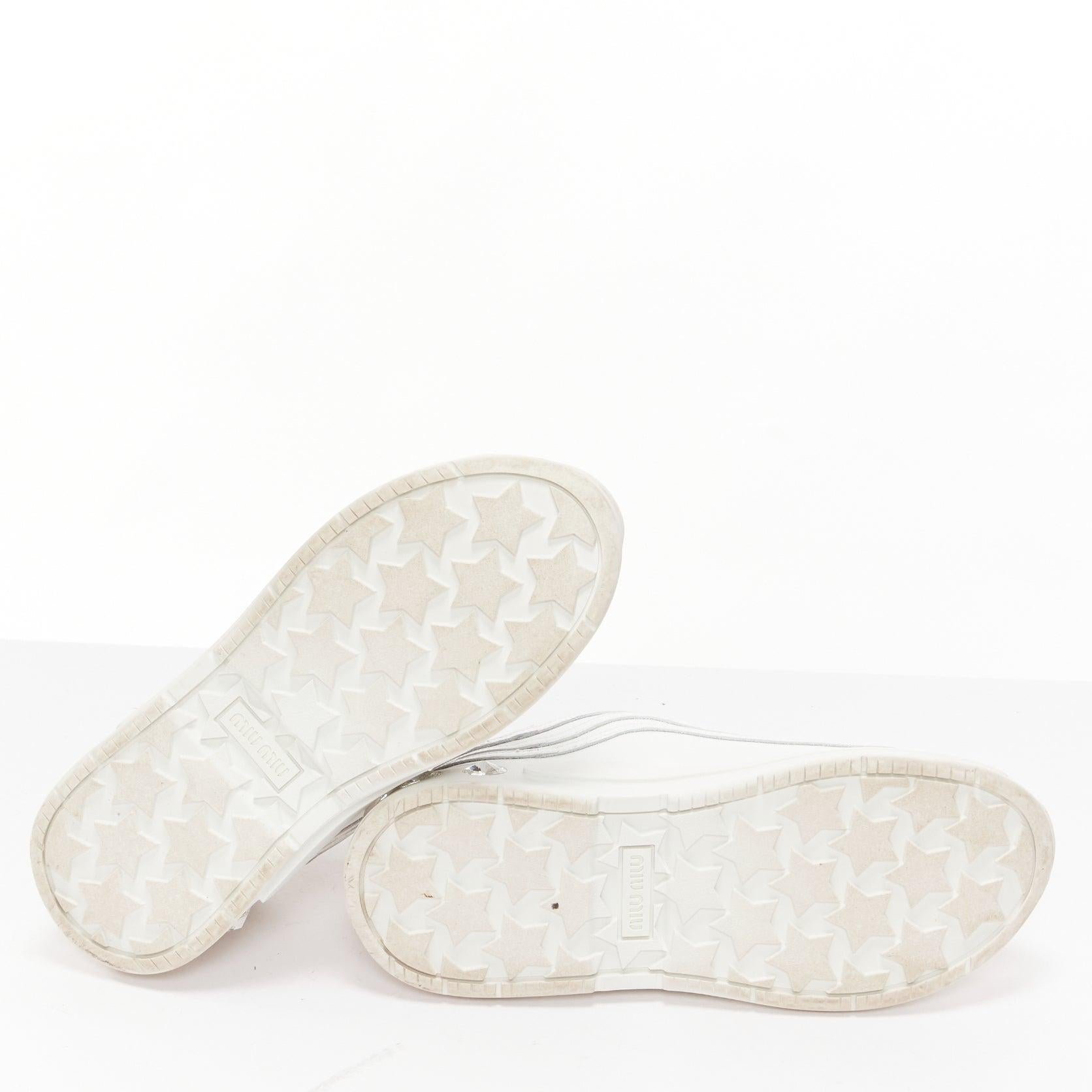 Baskets épaisses MIU en cuir blanc avec logo clair tongue clair et talons en cristal EU38 en vente 6