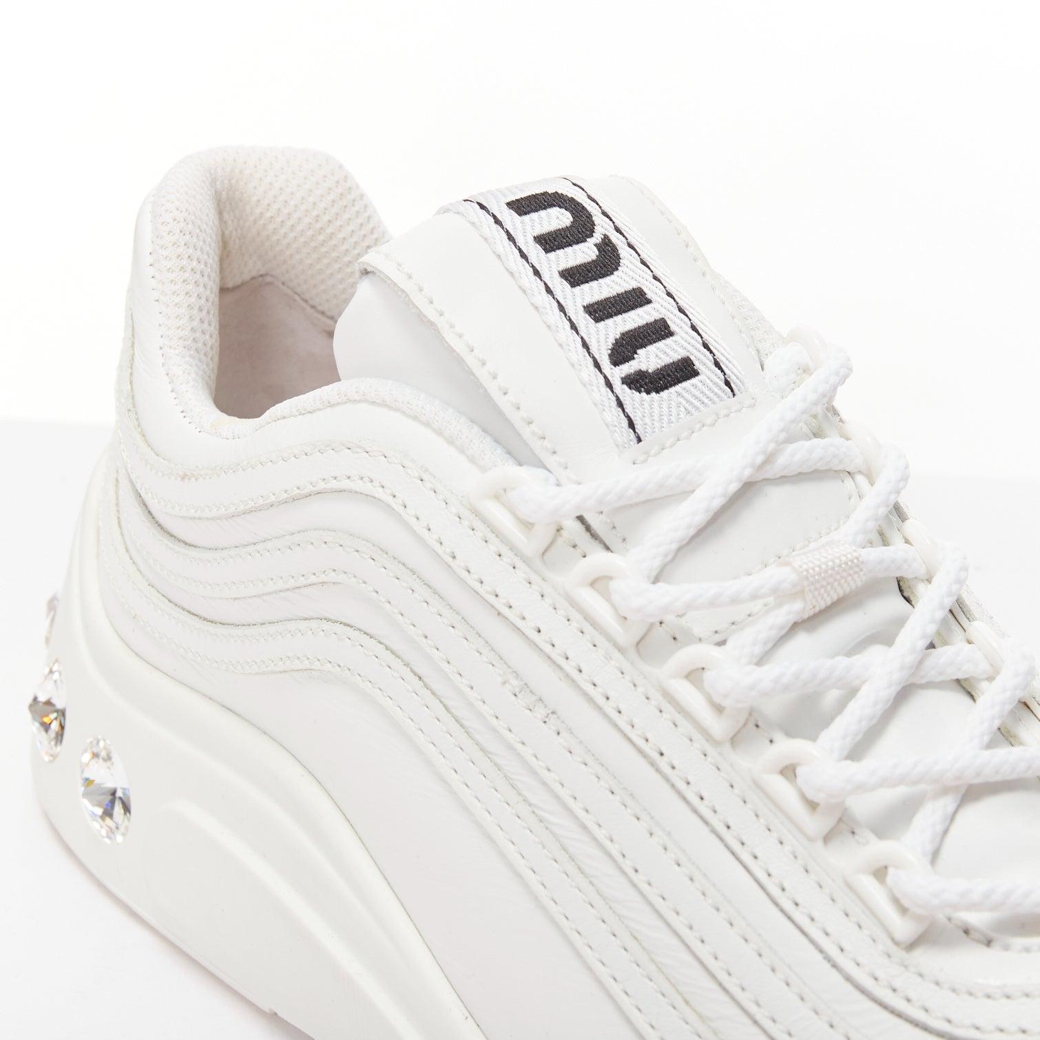 Baskets épaisses MIU en cuir blanc avec logo clair tongue clair et talons en cristal EU38
Référence : AAWC/A01172
Marque : Miu Miu
Designer : Miuccia Prada
MATERIAL : Cuir
Couleur : Blanc, Noir
Motif : Cristaux
Fermeture : Up&Up
Doublure : Cuir