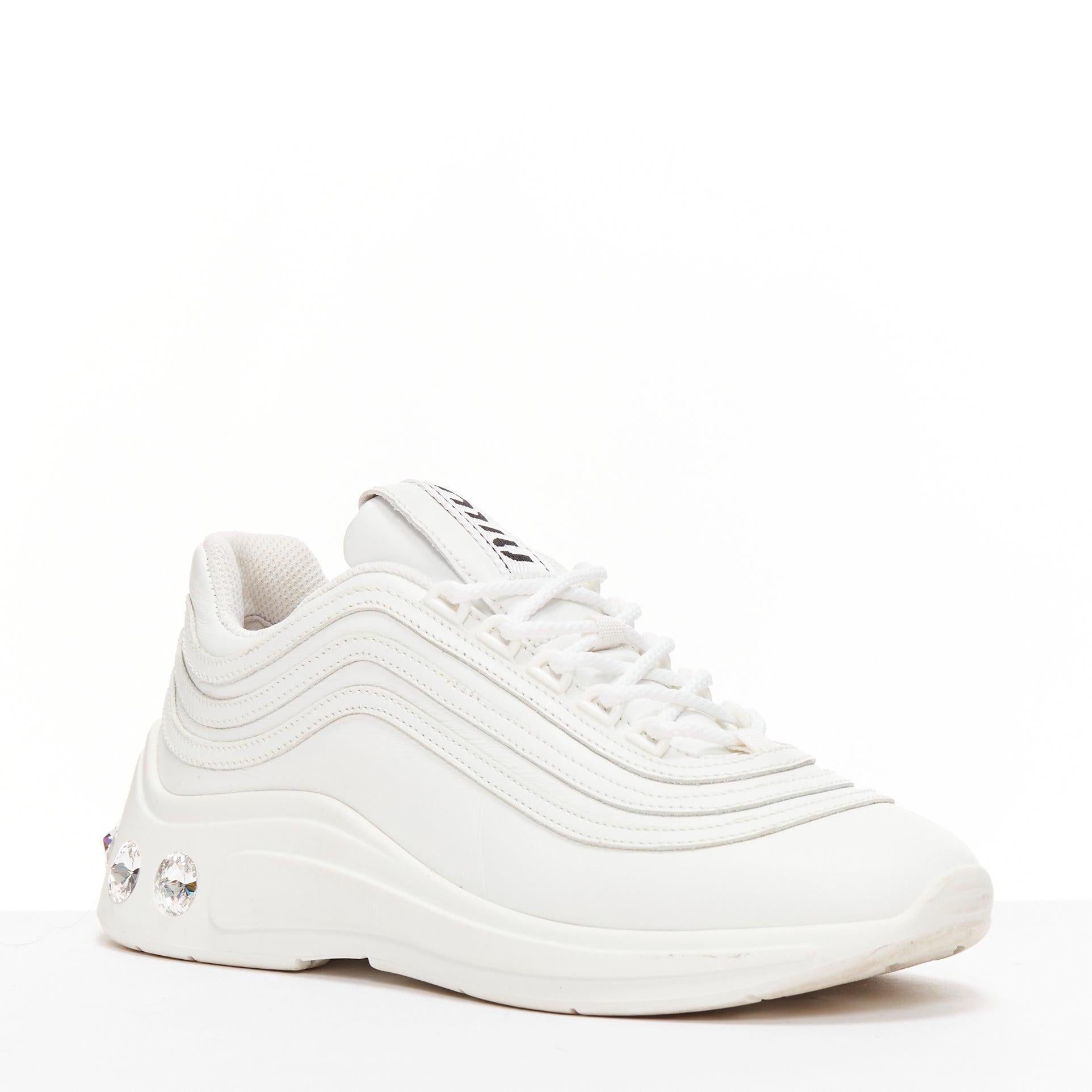 Gris Baskets épaisses MIU en cuir blanc avec logo clair tongue clair et talons en cristal EU38 en vente
