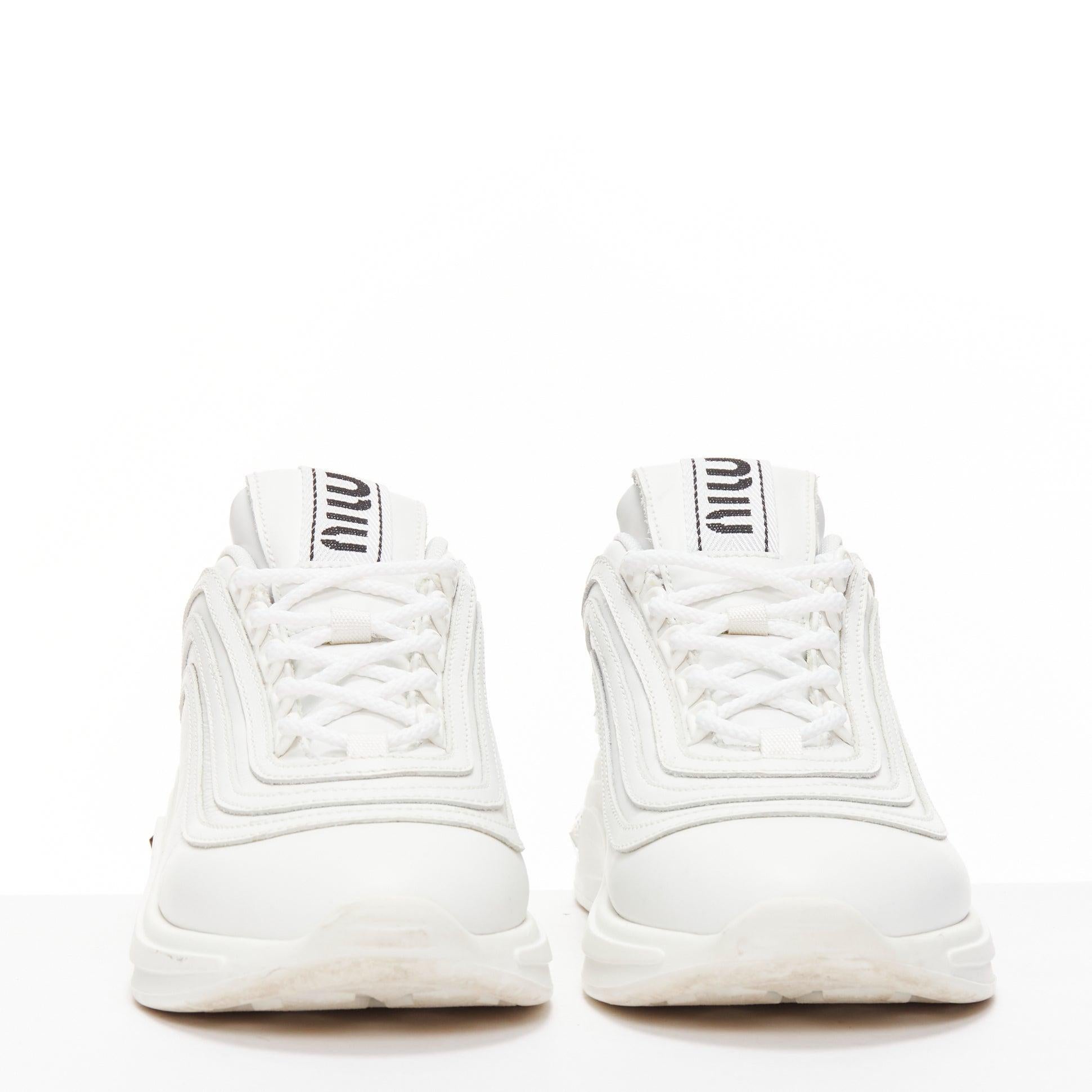 Baskets épaisses MIU en cuir blanc avec logo clair tongue clair et talons en cristal EU38 Excellent état - En vente à Hong Kong, NT
