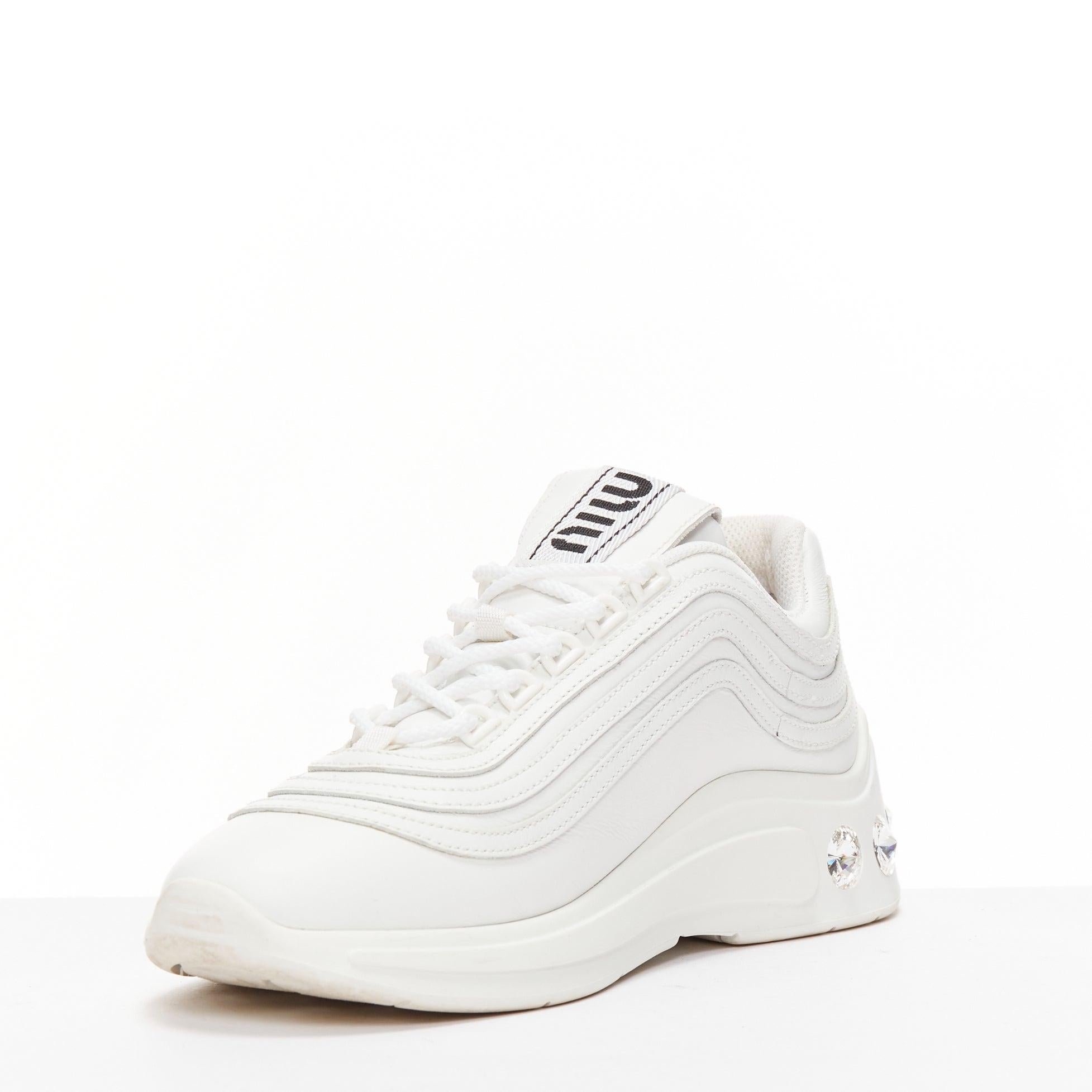 Baskets épaisses MIU en cuir blanc avec logo clair tongue clair et talons en cristal EU38 Pour femmes en vente