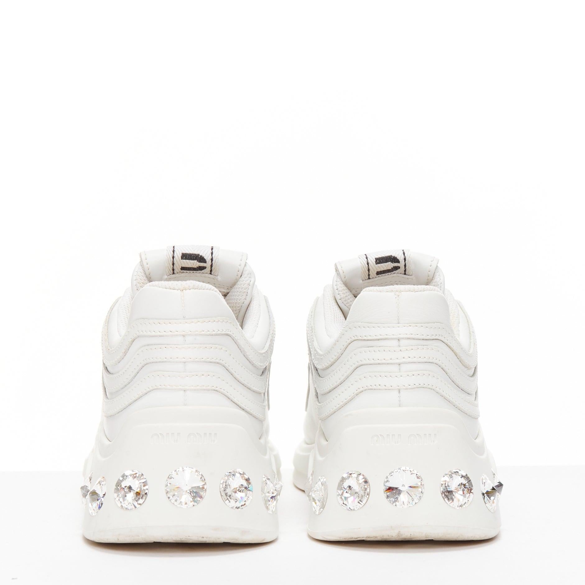 Baskets épaisses MIU en cuir blanc avec logo clair tongue clair et talons en cristal EU38 en vente 1