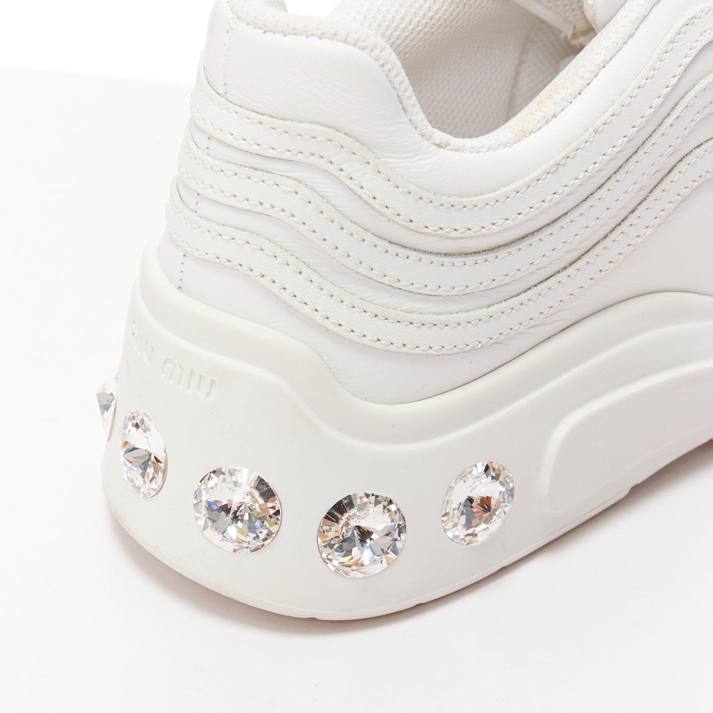 Baskets épaisses MIU en cuir blanc avec logo clair tongue clair et talons en cristal EU38 en vente 3