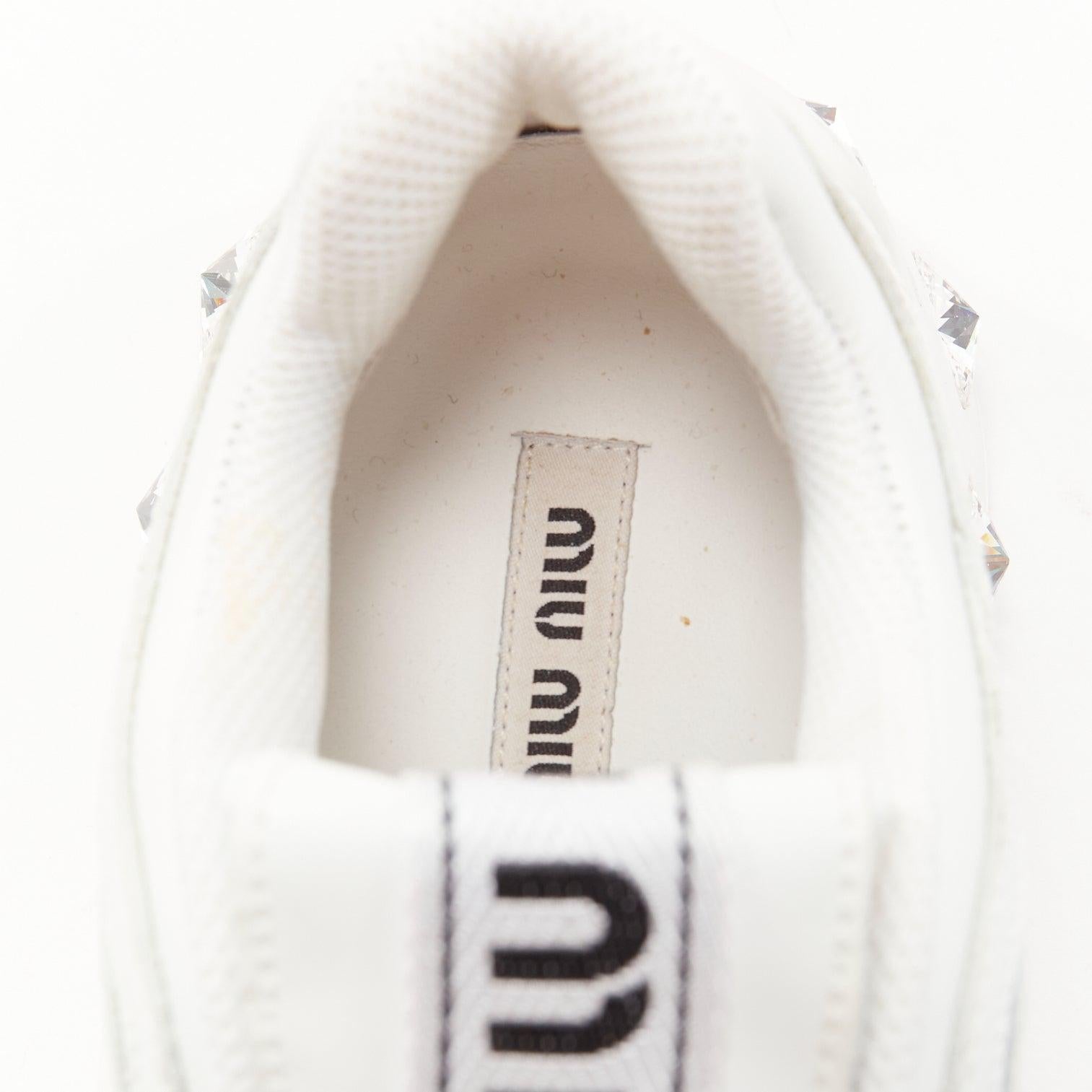 Baskets épaisses MIU en cuir blanc avec logo clair tongue clair et talons en cristal EU38 en vente 4