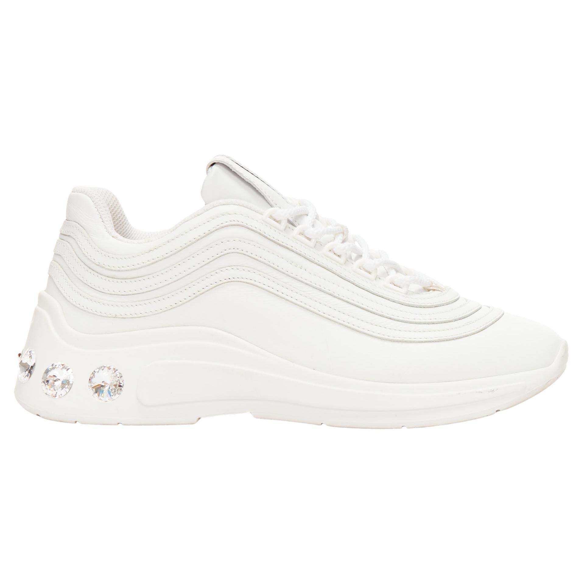 Baskets épaisses MIU en cuir blanc avec logo clair tongue clair et talons en cristal EU38 en vente