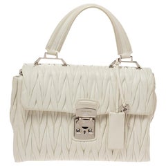 Borsa Miu Miu bianca in pelle matelassé con patta e manico superiore