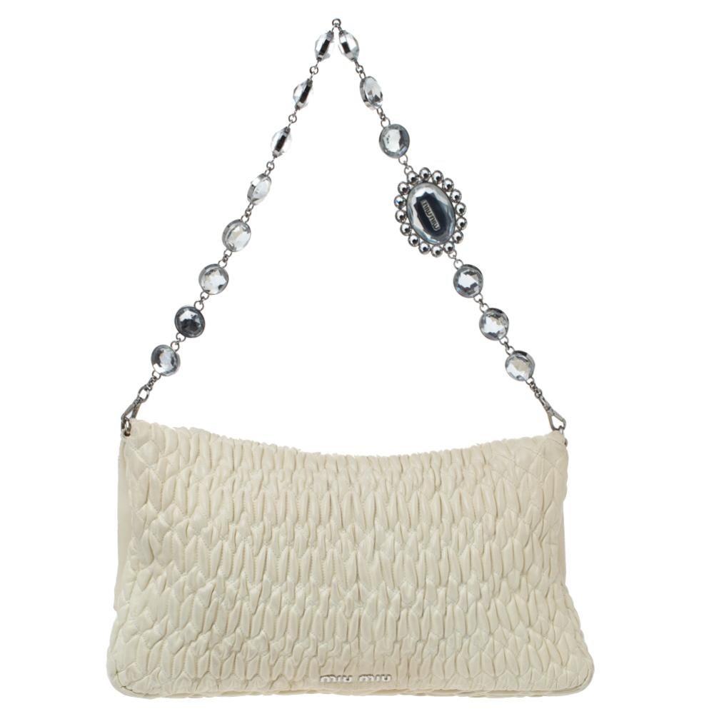 This gorgeous bag by Miu Miu will carry your essentials with ease. Brilliantly designed, this white bag has a flap design and a chain with crystals. Flaunt this pretty-looking Matelasse Nappa leather bag for a sophisticated look.

