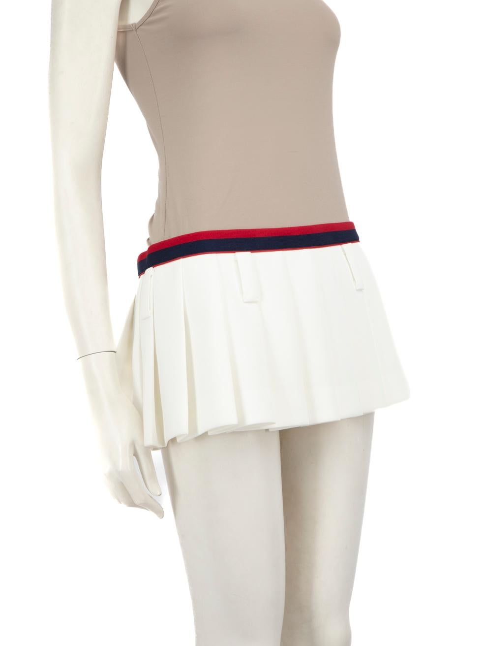 El ESTADO es Muy bueno. Se aprecia un desgaste mínimo en la falda. Hay una pequeña marca en la parte delantera interior izquierda de este artículo usado de reventa de diseñador Miu Miu.
 
 Detalles
 
 
 Blanco
 
 Sintético
 
 Falda
 
 Mini
 
