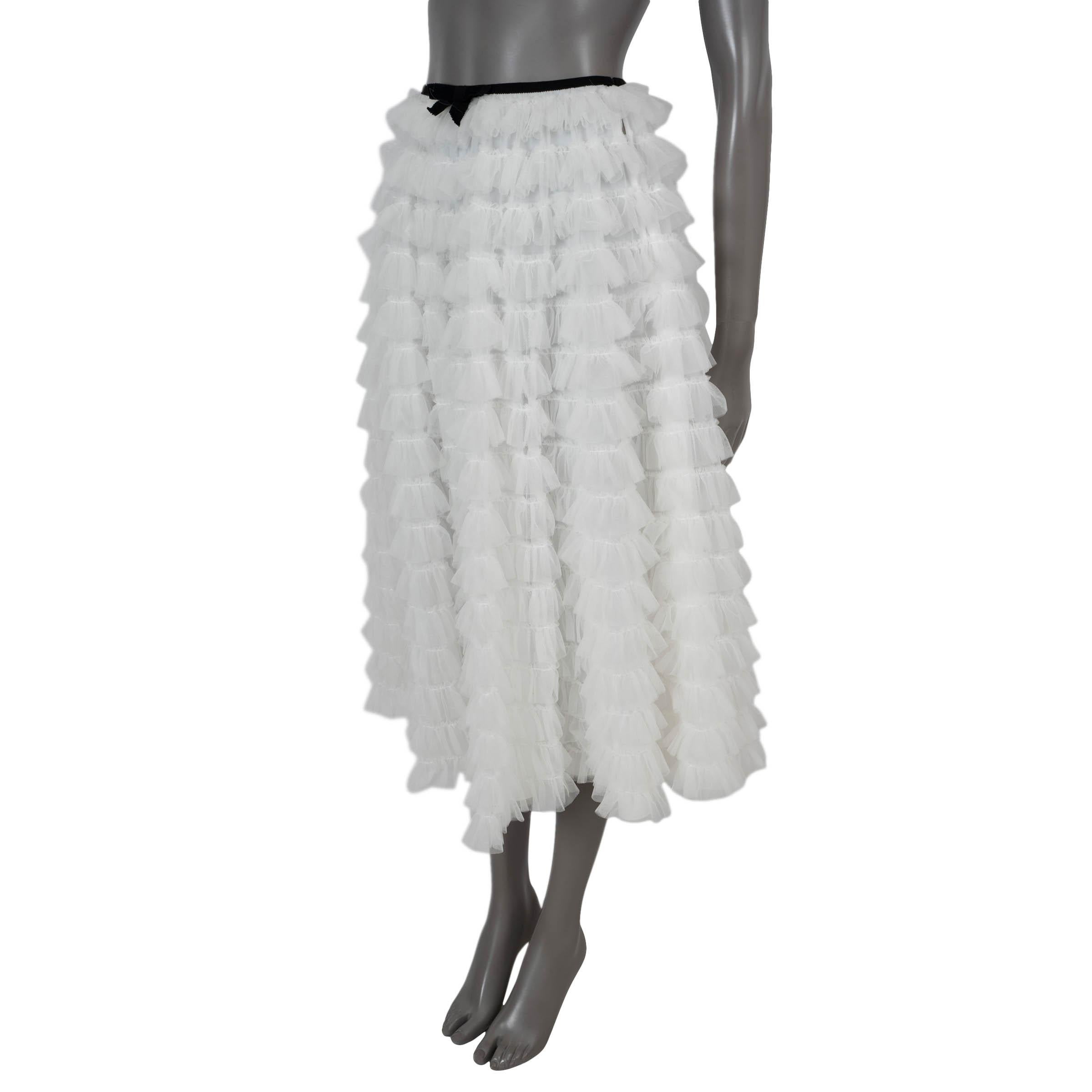 100% auténtica falda midi escalonada de Miu Miu en nailon de tul blanco (100%). Presenta una cinturilla negra en contraste con lazo. Se abre con una cremallera oculta en el lateral y no lleva forro. Se ha usado y está en excelentes