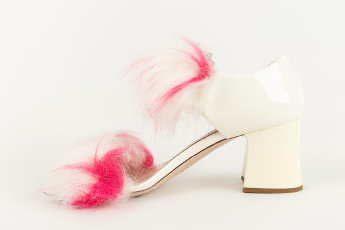 Miu Miu - Pair of white patent leather pumps topped with pink and white synthetic fur. Rhinestone buckles. Never worn. To note, however, the patent leather heel is a little yellowed.

Additional information:
Dimensions: Size 39
Condition: Very good