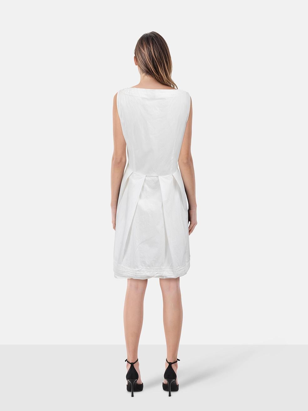 L'ÉTAT est très bon. L'usure minimale de la robe est évidente. Petites marques légères à quelques endroits de la robe. Une petite zone de décoloration jaune sur cet article de revente Miu Miu d'occasion.
 

 Détails
 

 

 Blanc
 

 Coton
 

 Robe

