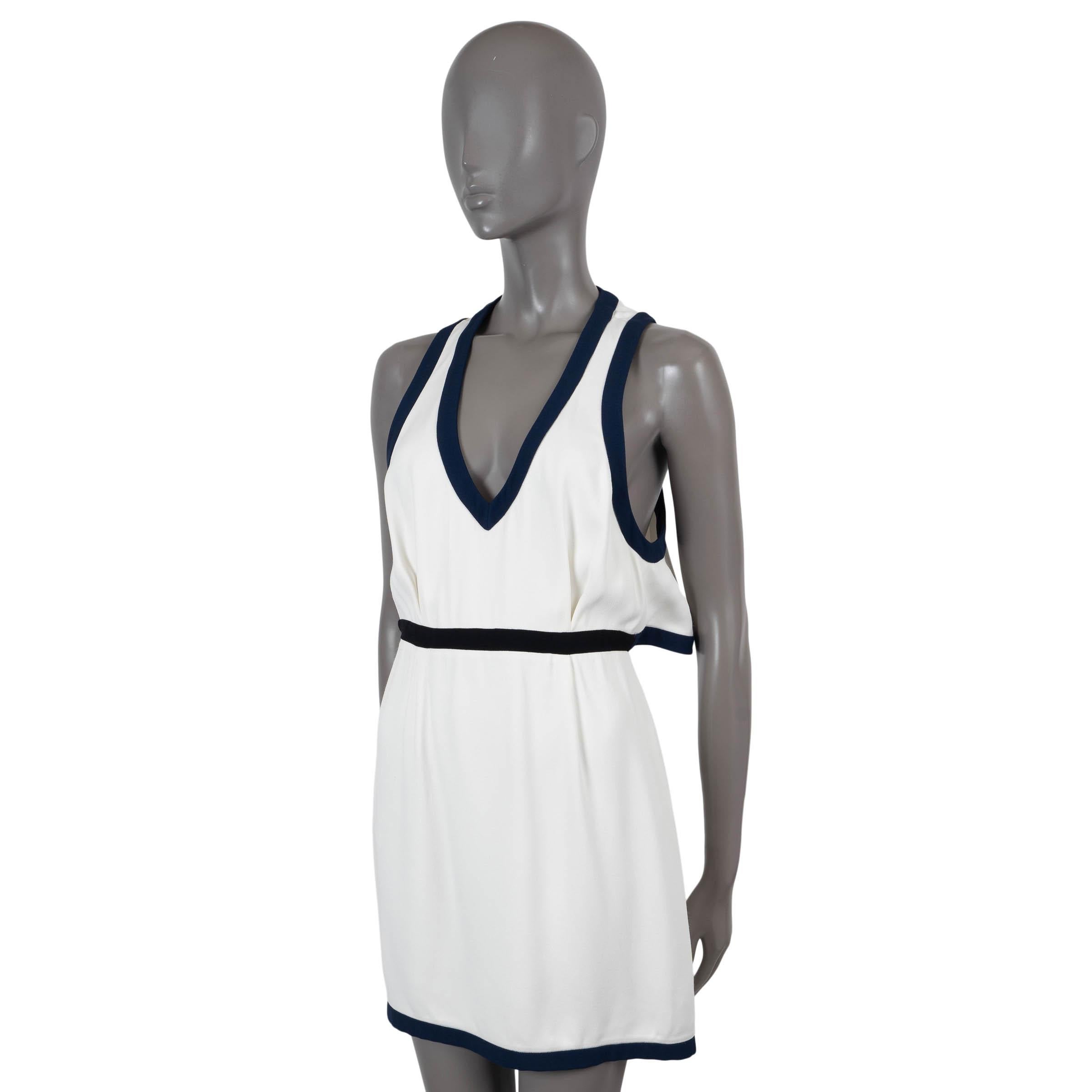 100% autentico Miu Miu, mini abito senza maniche in crêpe di viscosa bianca (100%). Presenta finiture blu navy a contrasto, un profondo scollo a V e un taglio sulla schiena. Si apre con una cerniera parziale nascosta sul retro. Sfoderato. È stato