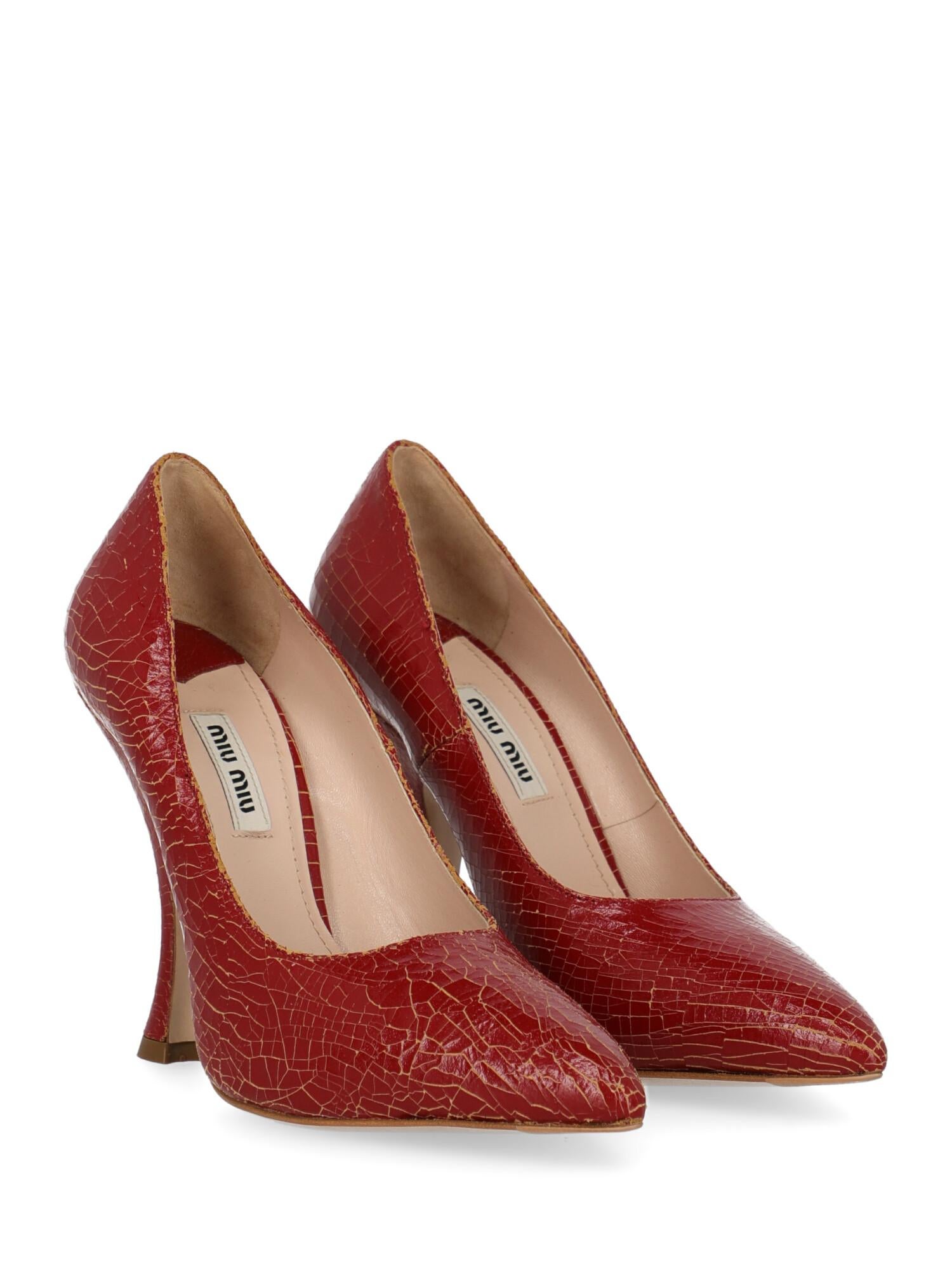 Pumps, leather, other patterns, crinkle effect, internal logo, pointed toe, tapered heel, high heel. Product Condition: Very Good. Sole: negligible marks. Insole: negligible stains
