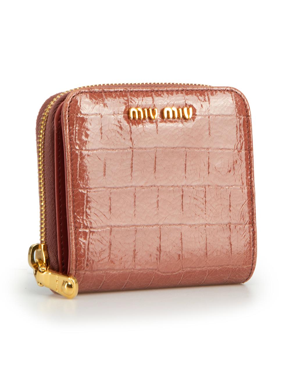 CONDITION is Very good. Minimal wear to purse is evident. Minimal wear to the edges of the purse with light scuffing on this used Miu Miu designer resale item. This purse comes with original dust bag.



Details


Pink

Patent leather

Crocodile