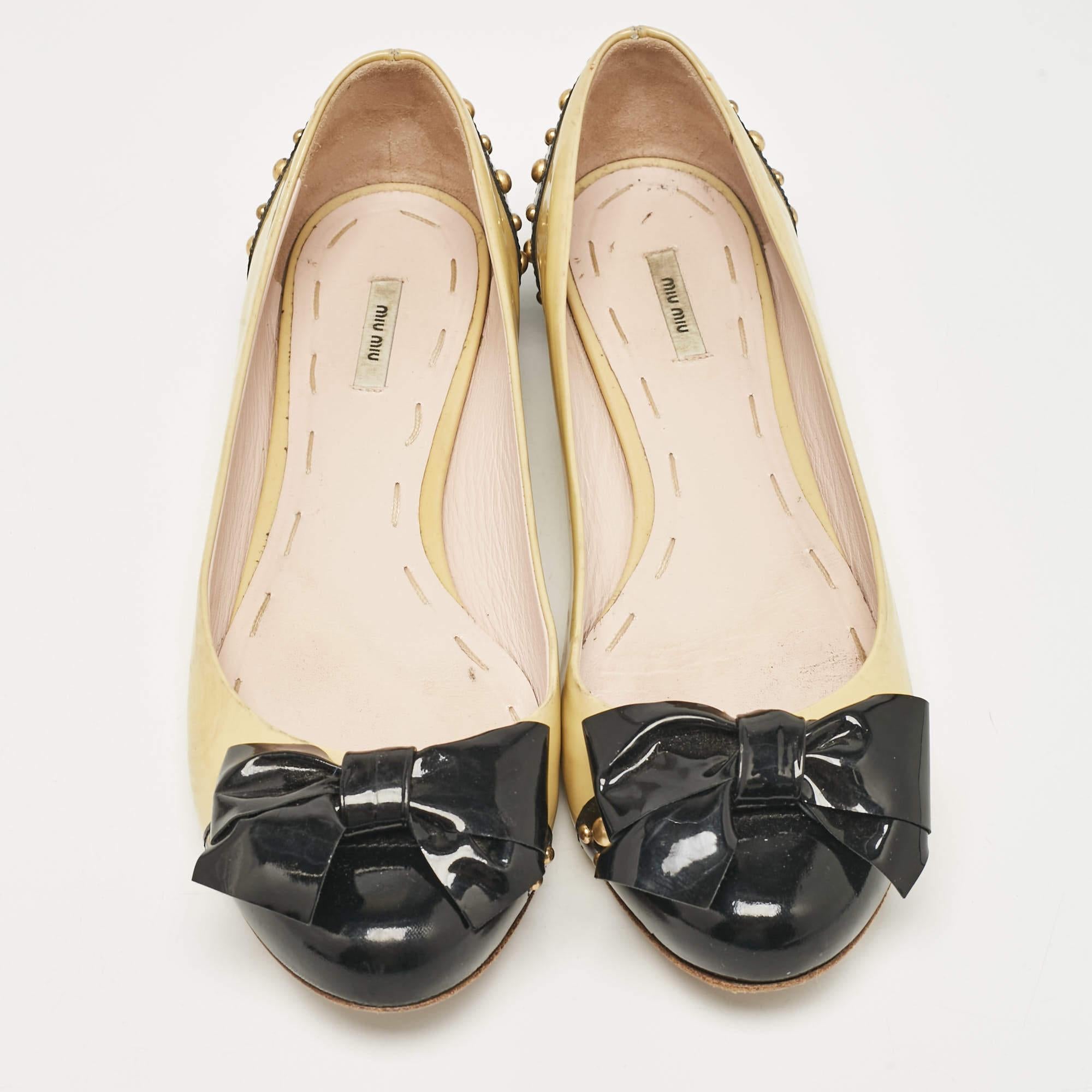 Beige Ballerines en cuir verni jaune/noir avec nœud clouté Miu Miu Taille 37 en vente