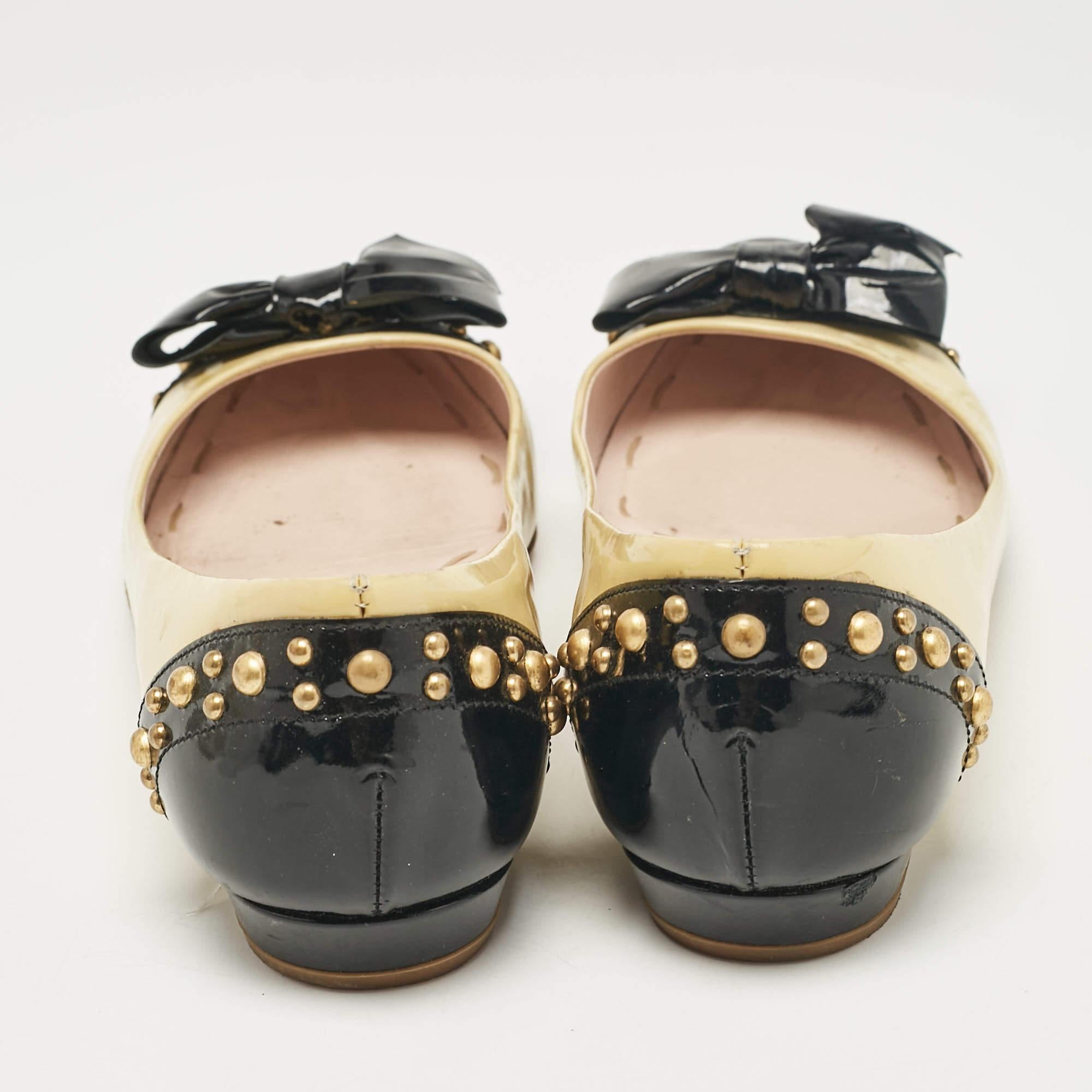 Ballerines en cuir verni jaune/noir avec nœud clouté Miu Miu Taille 37 en vente 1
