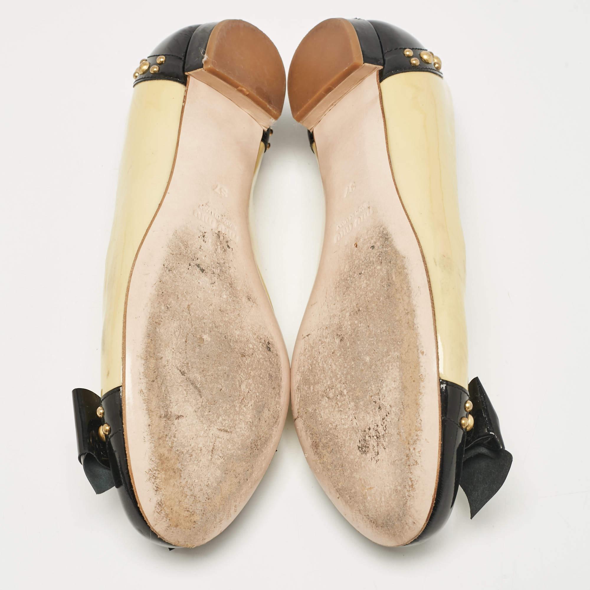 Ballerines en cuir verni jaune/noir avec nœud clouté Miu Miu Taille 37 en vente 2