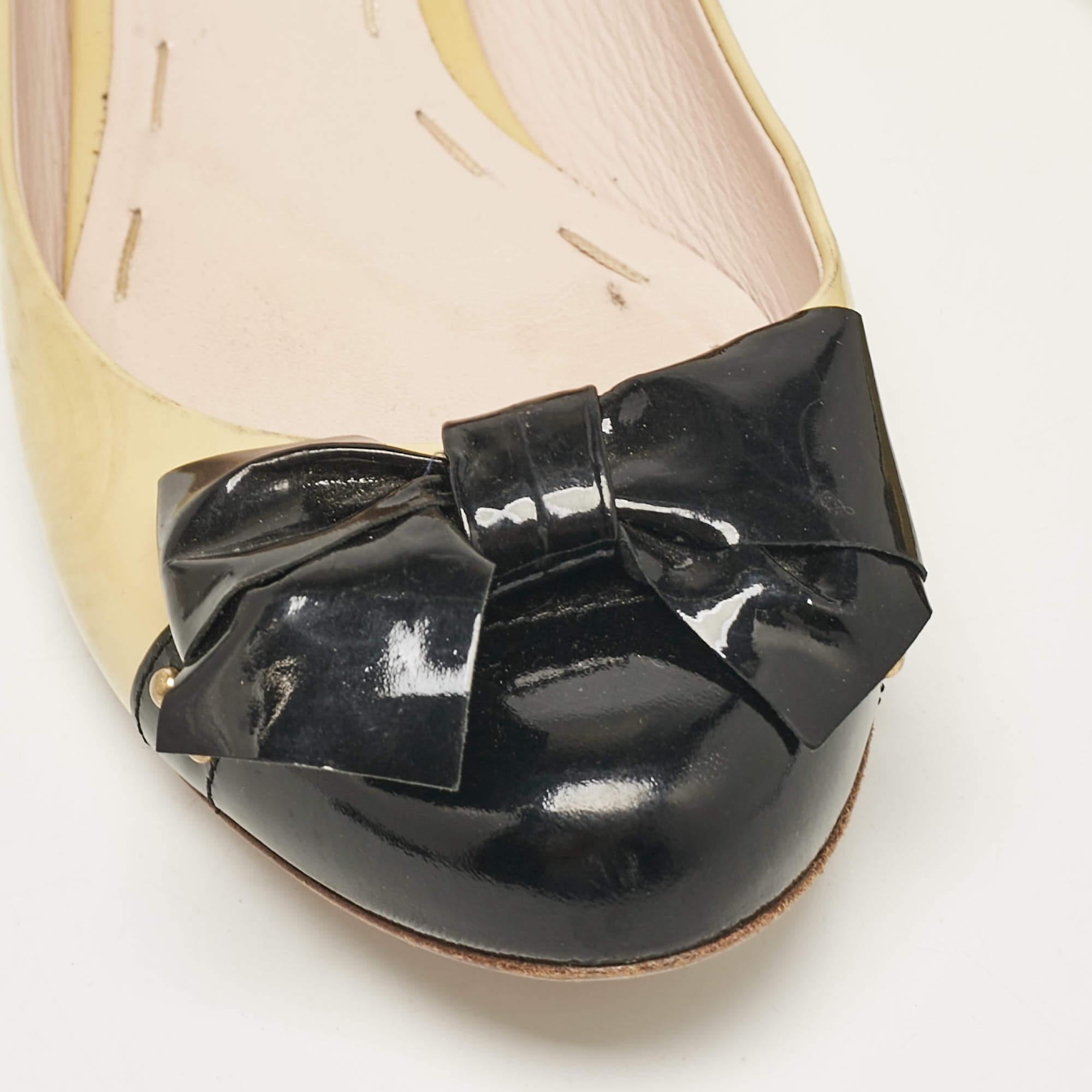 Ballerines en cuir verni jaune/noir avec nœud clouté Miu Miu Taille 37 en vente 3