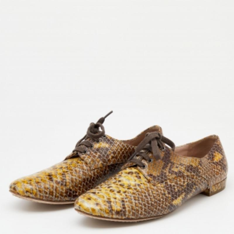 Queste scarpe derby di Miu Miu mirano ad offrire un risultato alla moda. Realizzate con pelle di serpente in rilievo e fissate con lacci, queste scarpe sono tanto resistenti quanto attraenti.