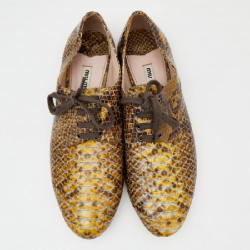 Marrone Derby in pelle verniciata Miu Miu giallo/marrone con pelle di serpente in rilievo taglia 39 in vendita