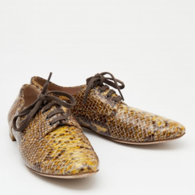 Derby in pelle verniciata Miu Miu giallo/marrone con pelle di serpente in rilievo taglia 39 In condizioni buone in vendita a Dubai, Al Qouz 2