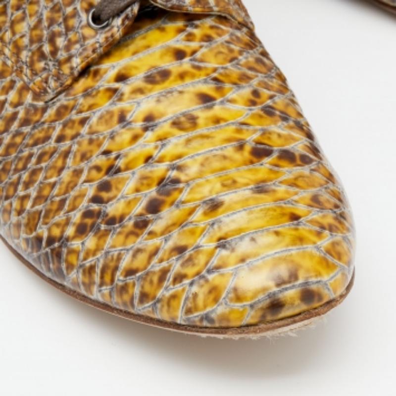 Donna Derby in pelle verniciata Miu Miu giallo/marrone con pelle di serpente in rilievo taglia 39 in vendita