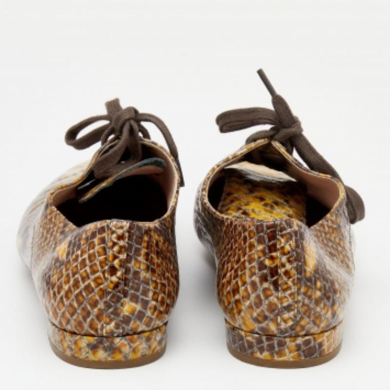 Derby in pelle verniciata Miu Miu giallo/marrone con pelle di serpente in rilievo taglia 39 in vendita 1