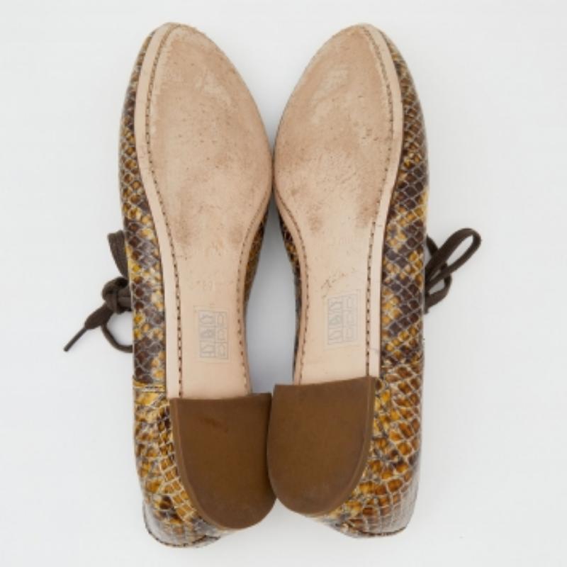 Derby in pelle verniciata Miu Miu giallo/marrone con pelle di serpente in rilievo taglia 39 in vendita 2