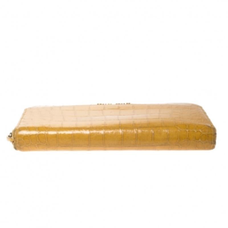 Miu Miu Yellow Croc Embossed Leather Zip Around Wallet im Zustand „Relativ gut“ im Angebot in Dubai, Al Qouz 2