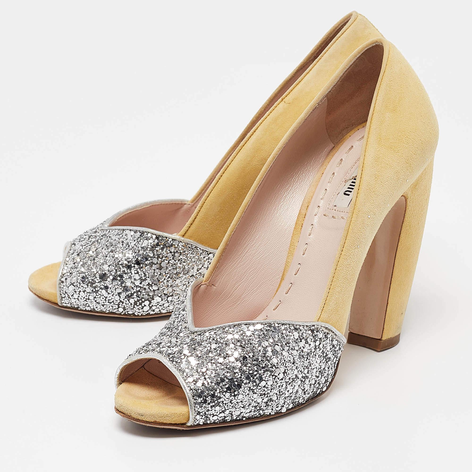 Des chaussures merveilleusement fabriquées ajoutées avec des éléments notables pour bien s'adapter et s'associer parfaitement à tous vos projets. Faites vôtres ces escarpins à talon bloc Miu Miu dès aujourd'hui.