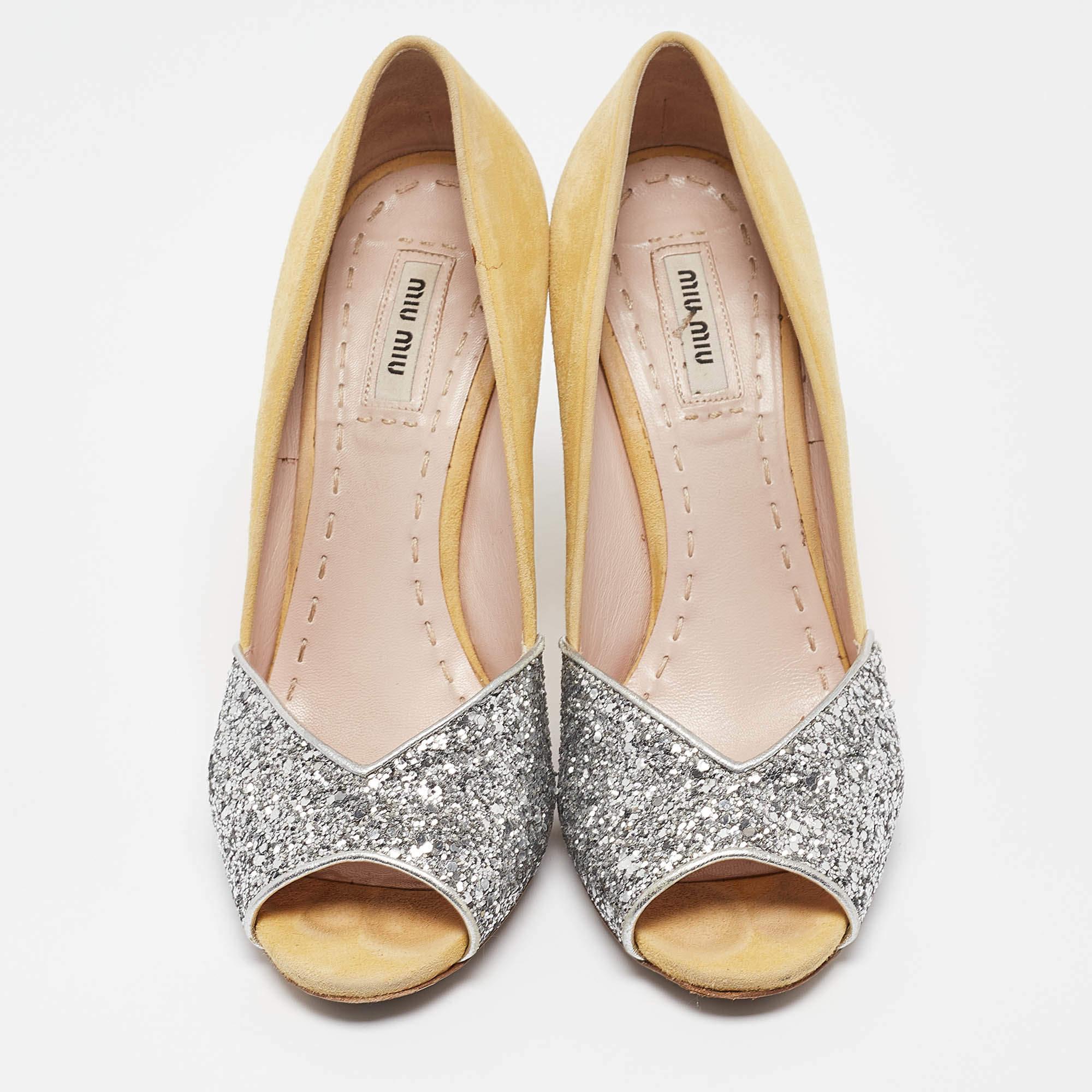 Beige Miu escarpins à talons blocs en daim et paillettes jaunes taille 38,5 en vente