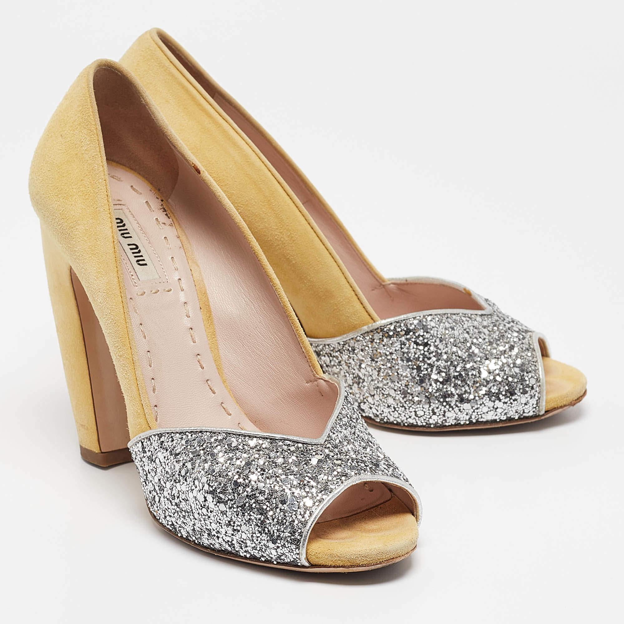 Miu escarpins à talons blocs en daim et paillettes jaunes taille 38,5 État moyen - En vente à Dubai, Al Qouz 2