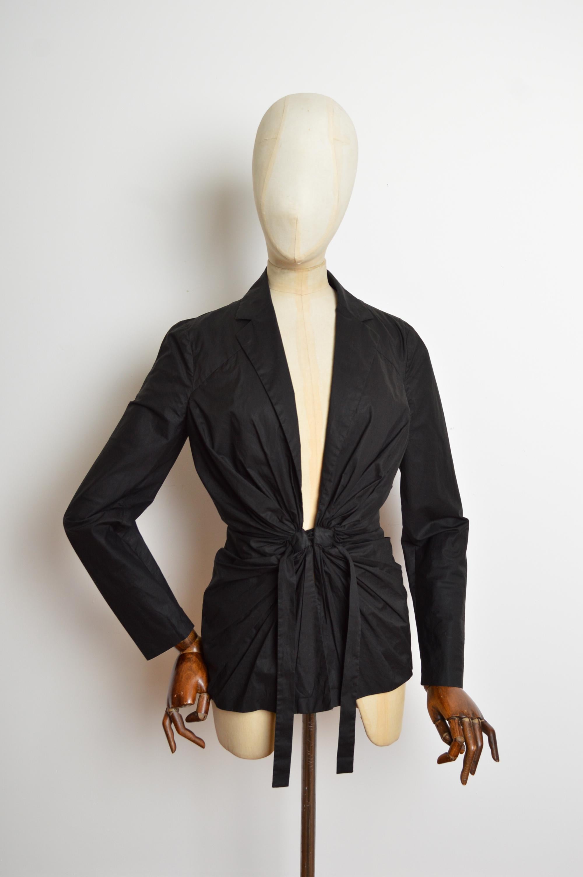 Miuccia PRADA Camisa entallada de corte bajo, sexy y escote pronunciado, negra (circa 2000-2005)
Características: cuello desmontable, cintura con lazo totalmente ajustable y mangas largas. 
Talla recomendada; UK 8
Las medidas se indican en pulgadas
