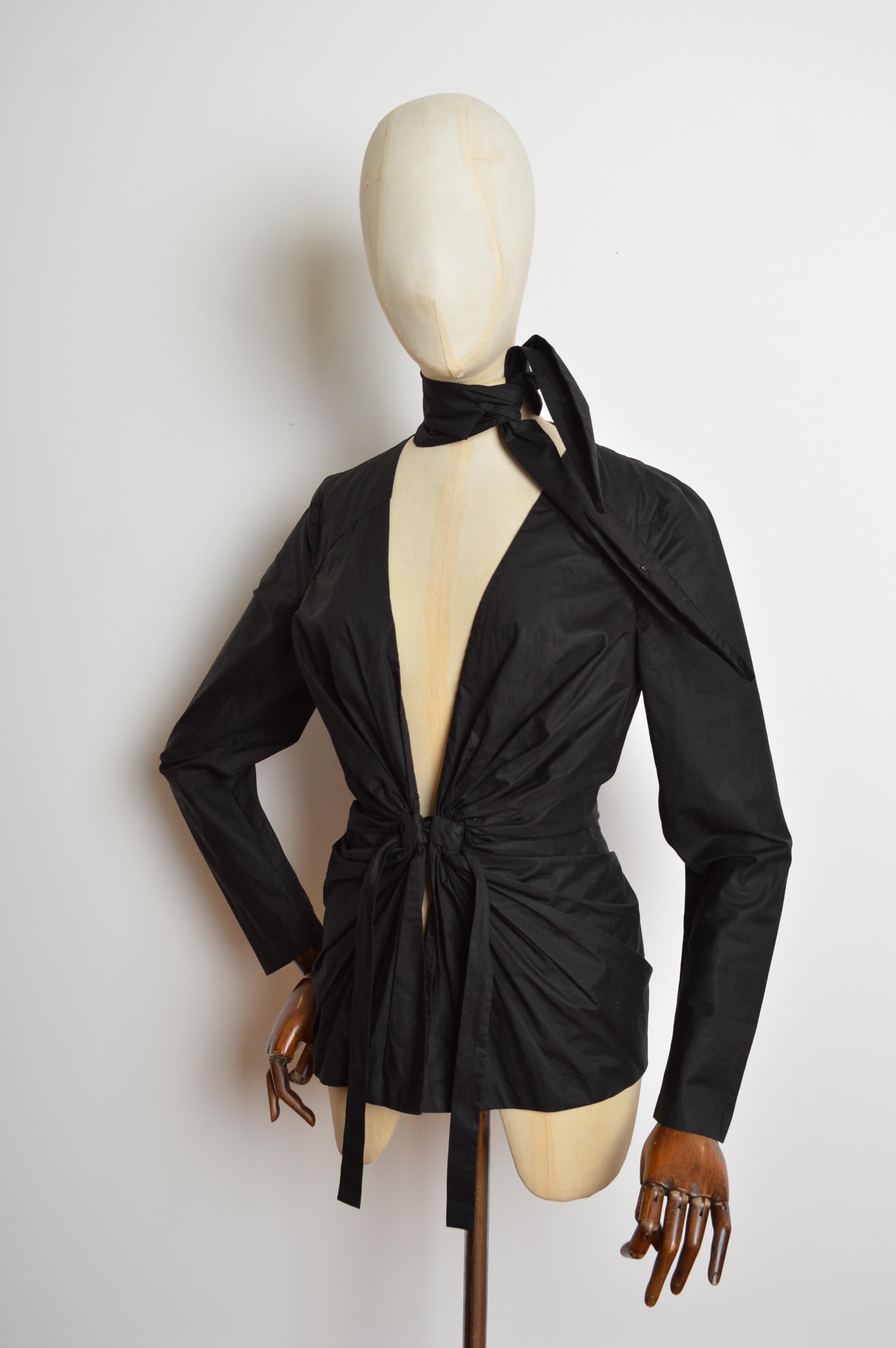 Miuccia PRADA Corte bajo Sexy Camisa ajustada negra de escote pronunciado en venta 4