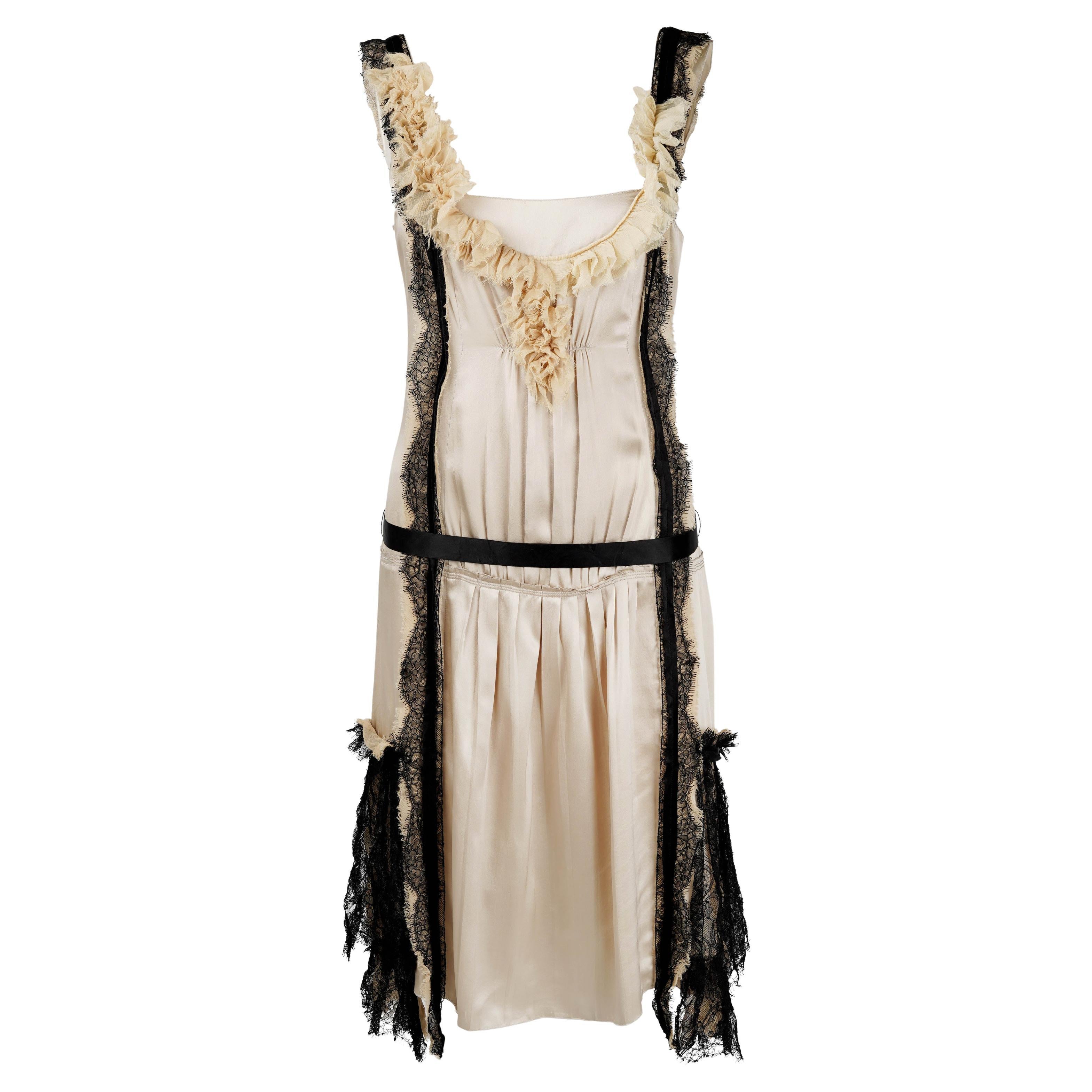 Dieses seltene Sammlerstück aus der gefeierten Frühjahr/Sommer-Kollektion 2006 von Miuccia Prada spiegelt das für die Designerin typische Zusammenspiel von Romantik, Intellekt und Dekonstruktion wider. Es wurde in Italien aus cremefarbener,