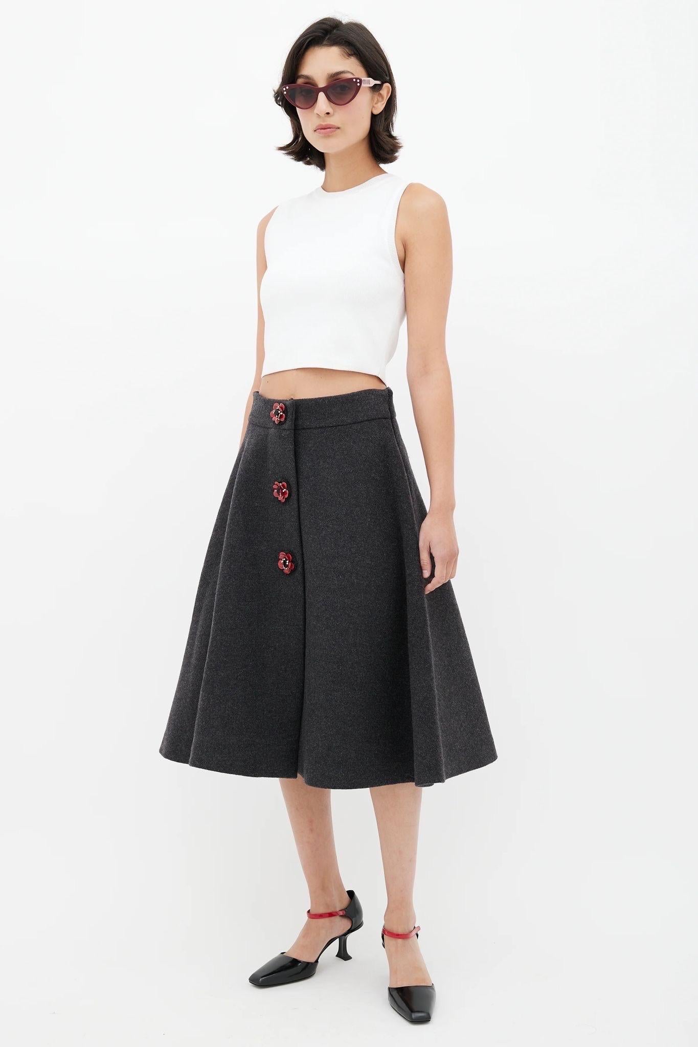 Miu Miu Skirt.
In grey wool , featuring amazing flower buttons.
Size 44 Italian 
Waist 37 cm
Hips 59 cm
Length 73 cm
Second hand piece but very good general condition.