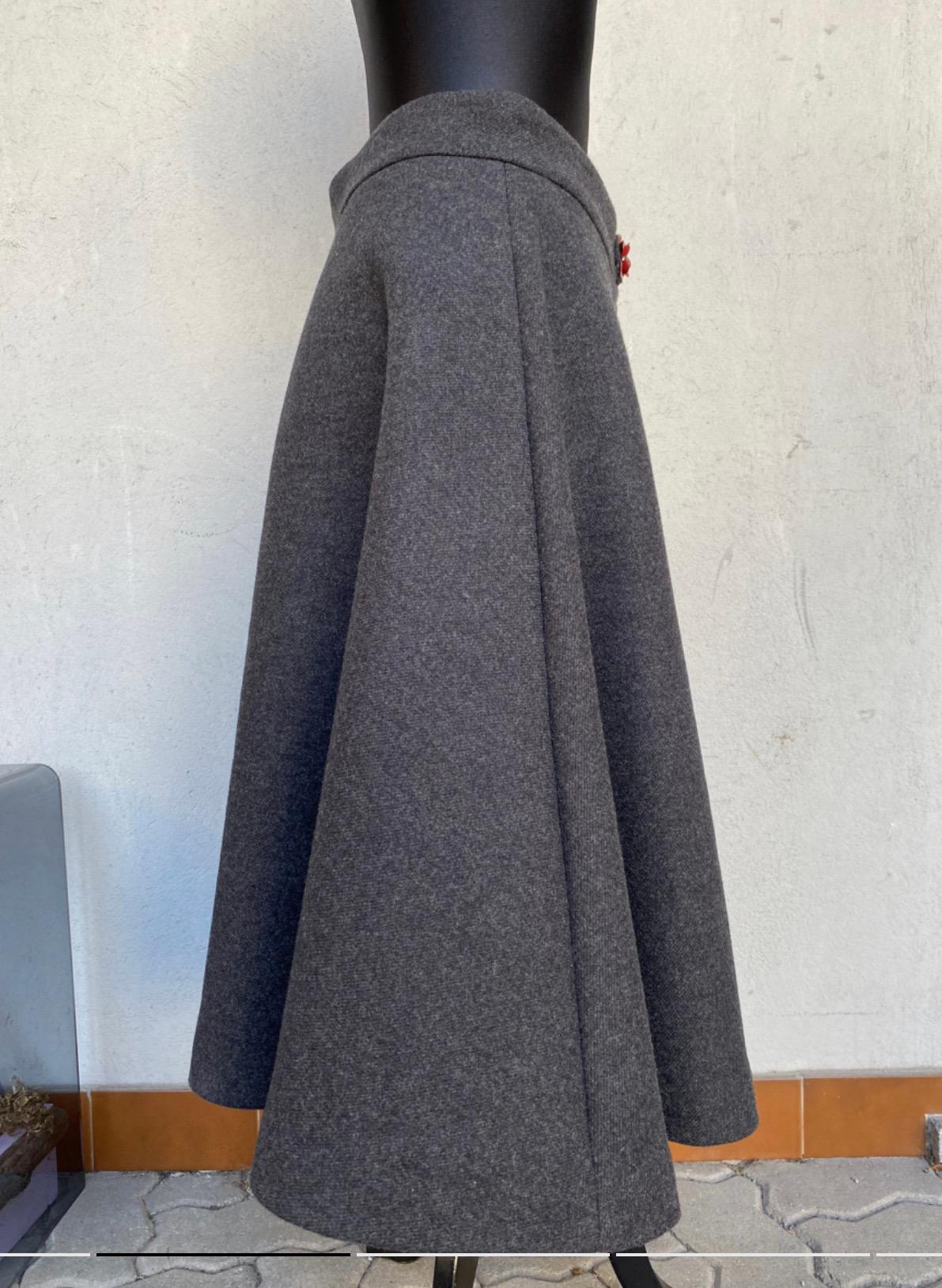 MIUMIU A Linie Grauer Woll-Demirock aus Wolle im Zustand „Hervorragend“ im Angebot in Carnate, IT