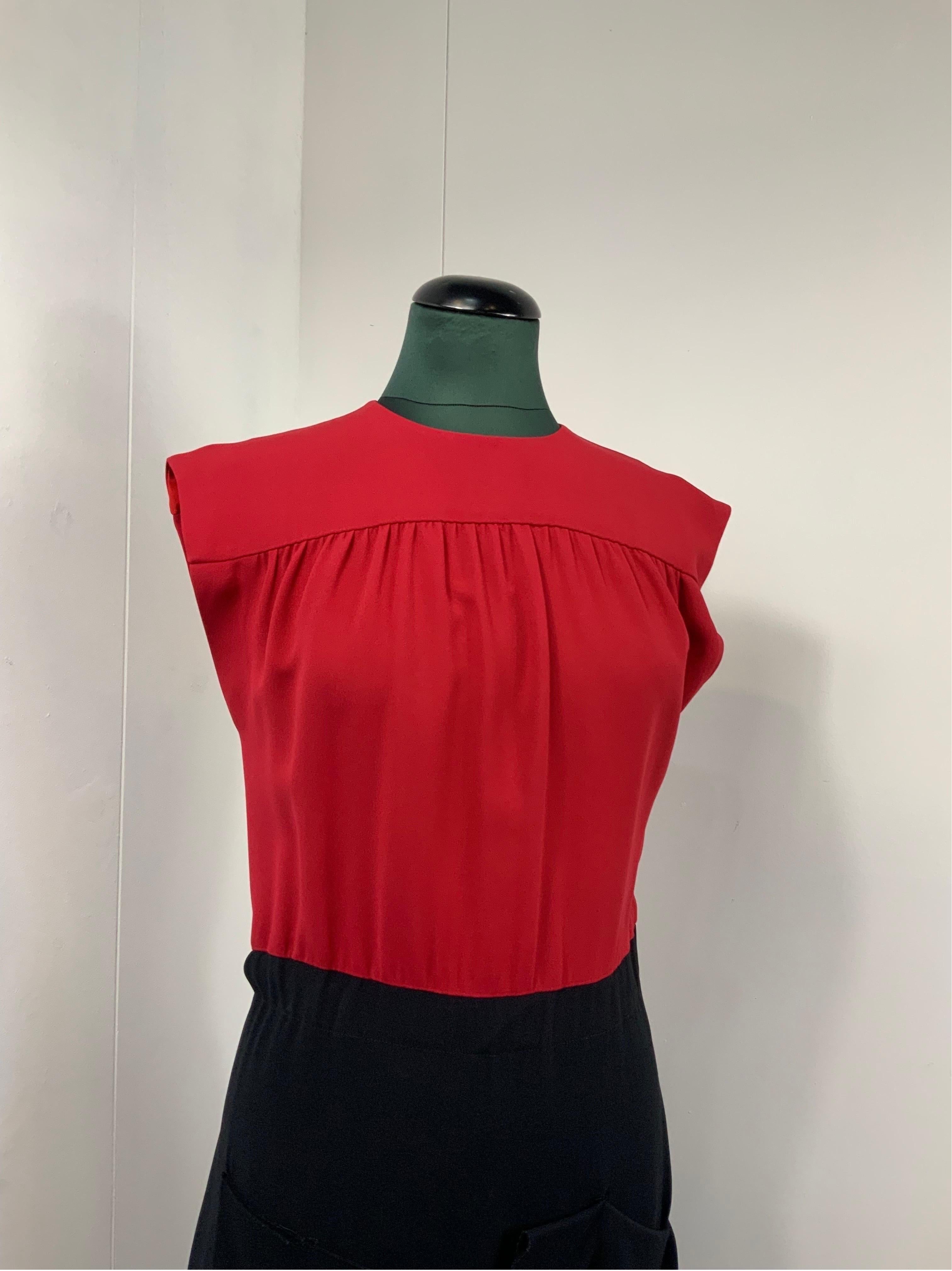 MIUMIU DRESS
Two-tone. Very dark red and navy blue.
In acetate, viscose. Lined.
Side zip closure.
Italian size 40.
Shoulders 44 CM
Bust 42 CM
Length 96 CM
Good overall condition with signs of normal use.
