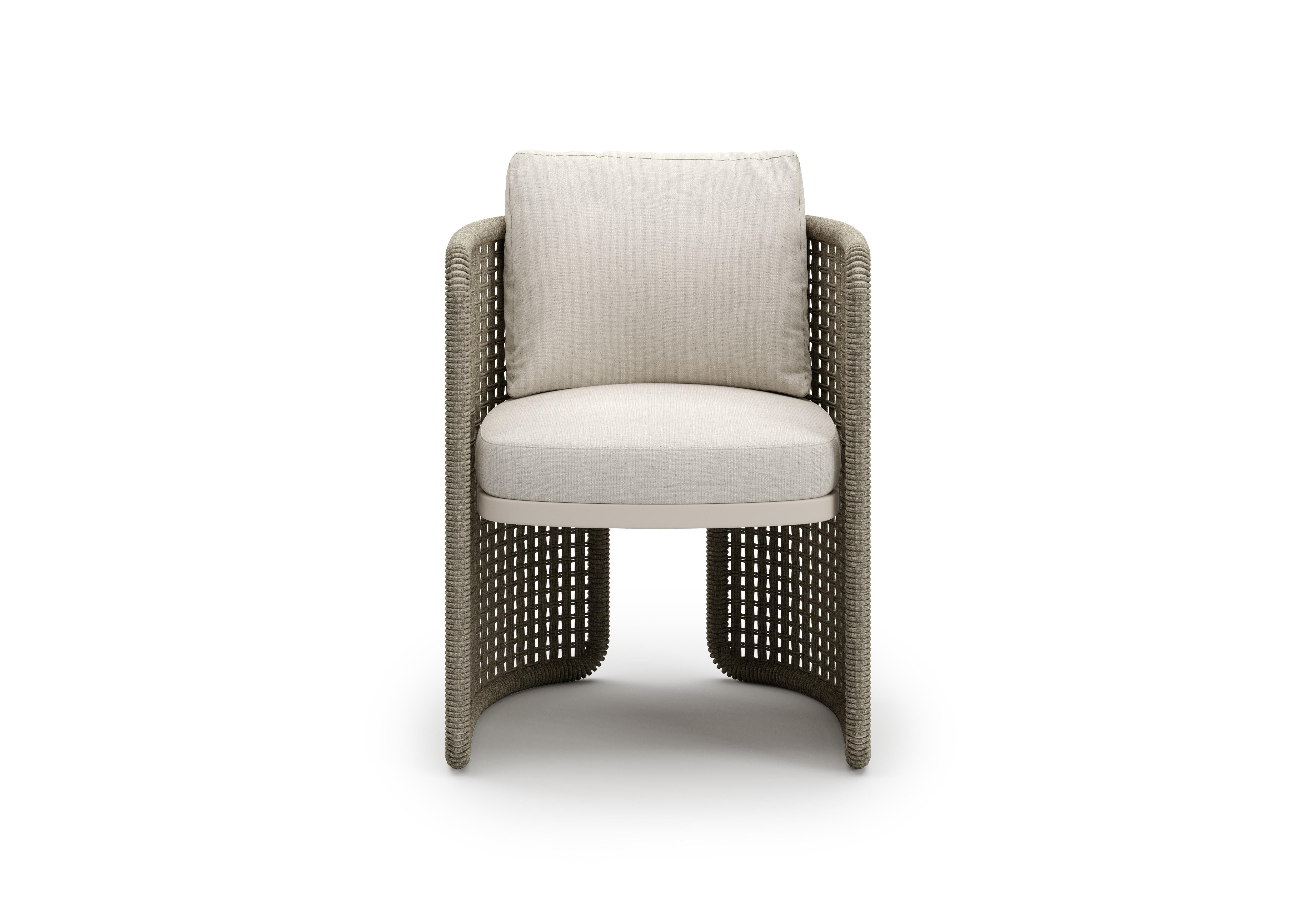 Sedia da pranzo Miura di SNOC
Dimensioni: L 59 x P 55 x H 67 cm.
Materiali: Corda acrilica, alluminio. 


La collezione per esterni Miura è un invito al comfort e all'eleganza. Le sedute voluminose e dalla forma morbida catturano l'attenzione con il