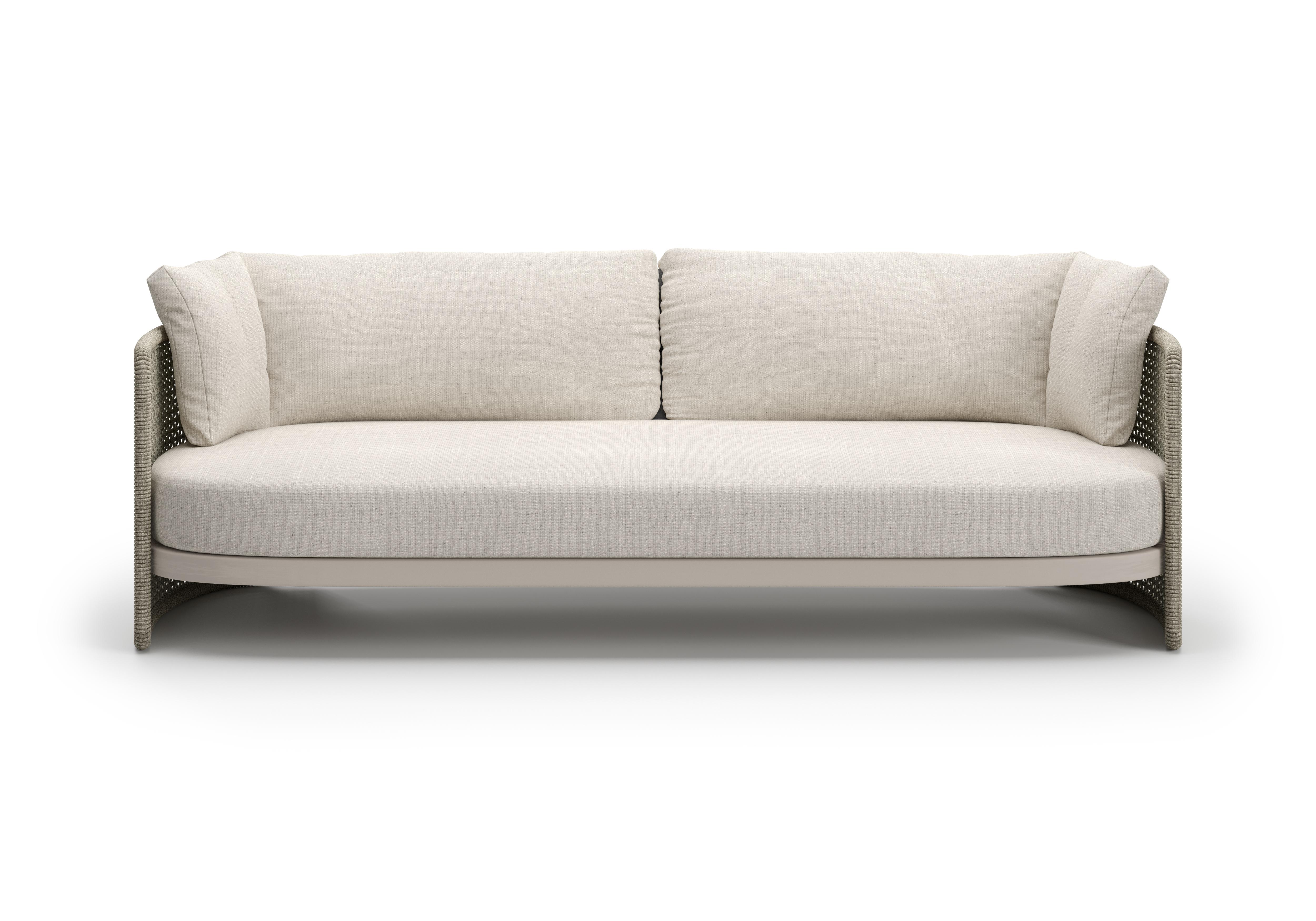 Sofá 3 plazas Miura by SNOC
Dimensiones: An 230 x Pr 82,5 x Al 80 cm.
Materiales: Cuerda acrílica, aluminio. 


La colección de exterior Miura es una invitación a la comodidad y la elegancia. Los asientos, de formas suaves y voluminosas, llaman la
