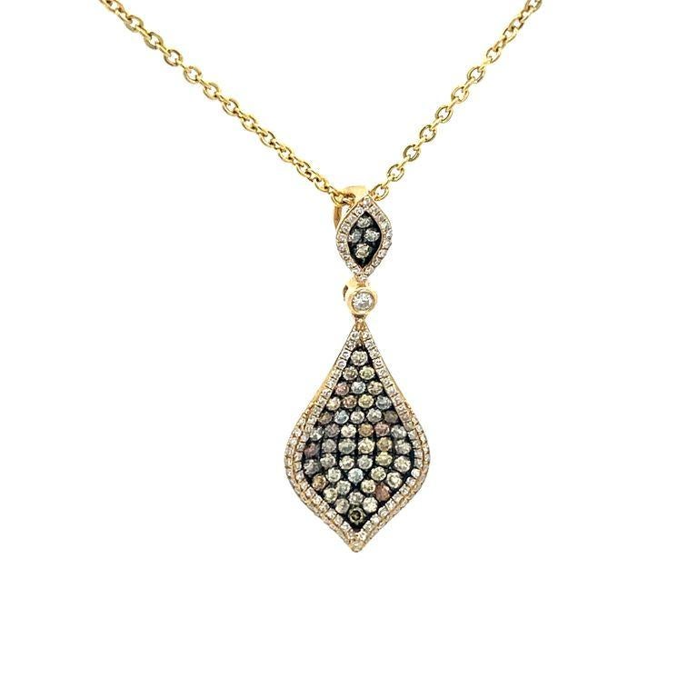 Sei alla ricerca di un gioiello che combini perfettamente glamour e tendenza? Se è così, ho il pezzo che fa per te! Ammira questa squisita collana con ciondolo, realizzata con precisione in oro giallo 14K. La collana presenta un ciondolo con
