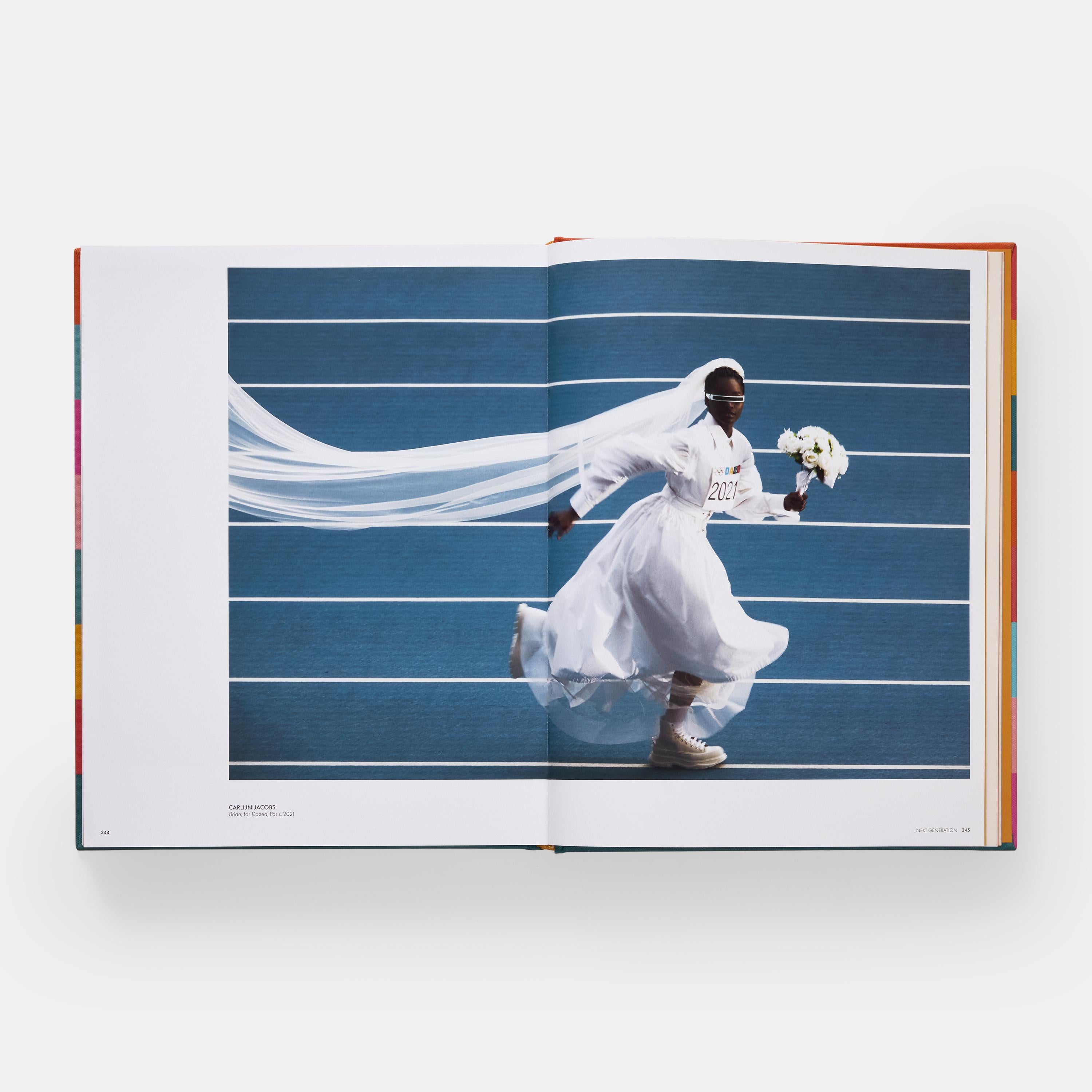Mix & Match Modefotografie trifft auf zeitgenössische Kunst im Angebot 1