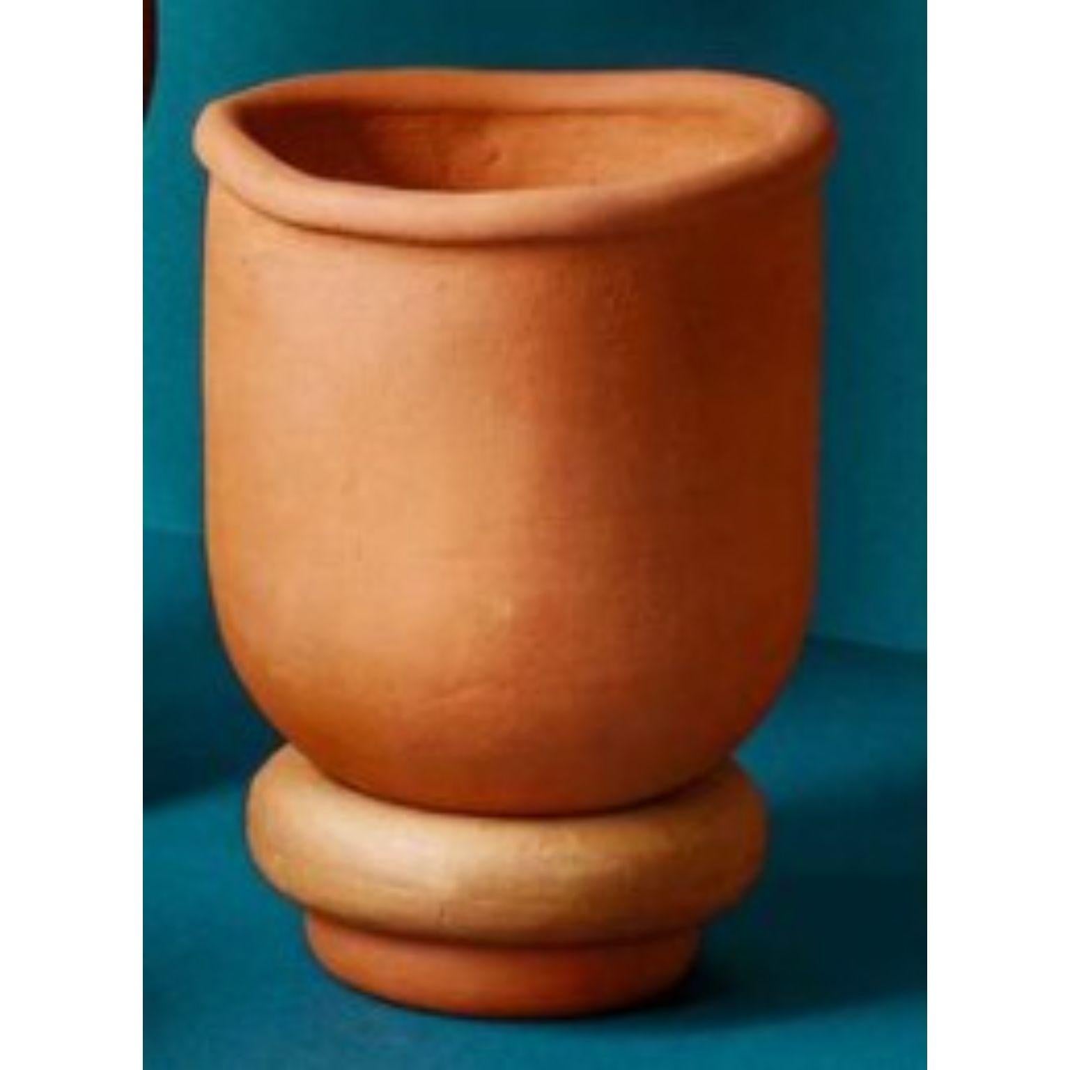 Vase Mix & Match Medium von Tero Kuitunen
MATERIAL: Handgefertigte Terrakotta.
Abmessungen: T22 x H25 cm
Ebenfalls erhältlich: Zwei verschiedene Größen, die auf verschiedene Weise zusammengestellt werden können.

Handgefertigte