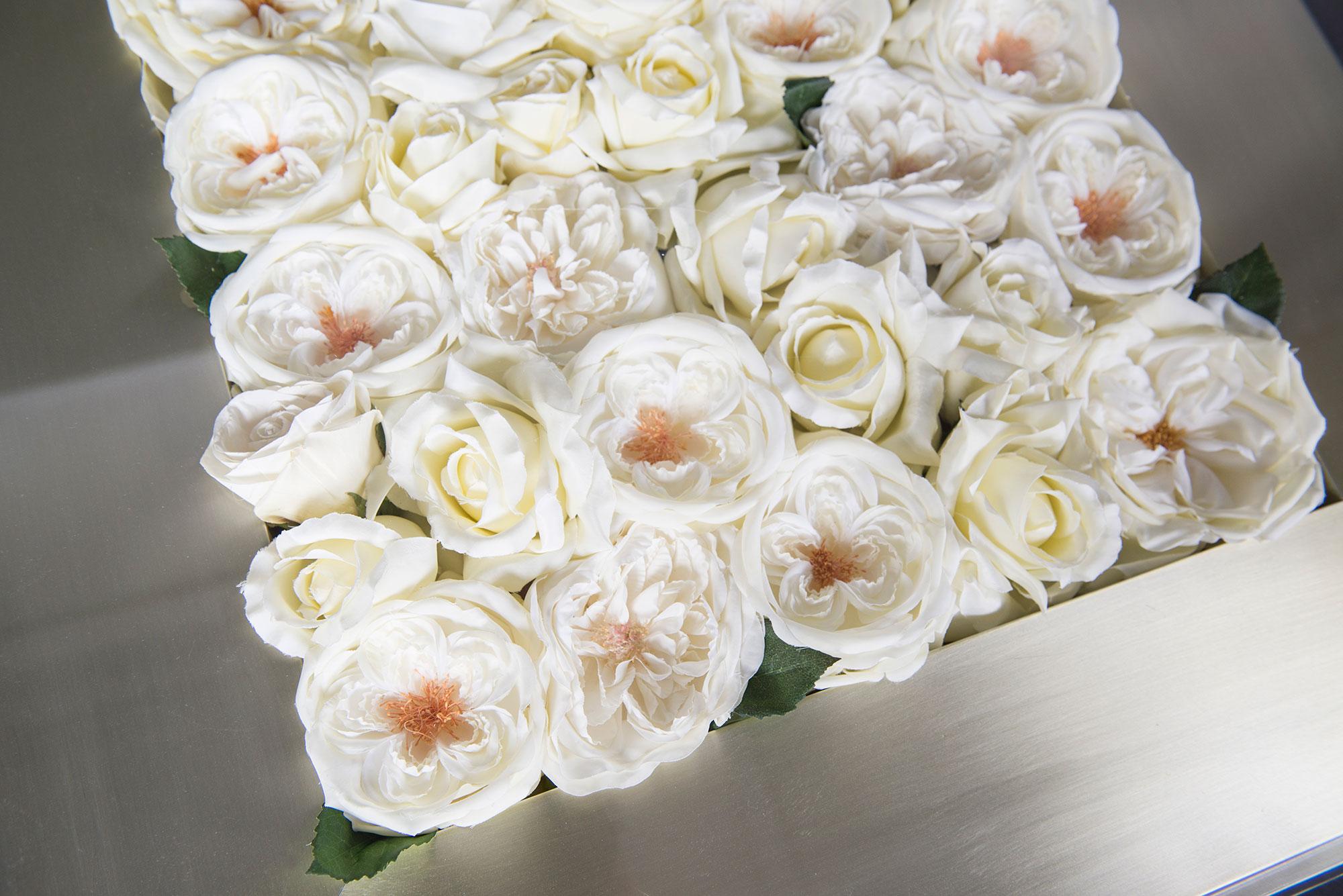 Moderne Cadre de roses mélangées avec un arrangement d'étui:: Fleurs:: Italie en vente